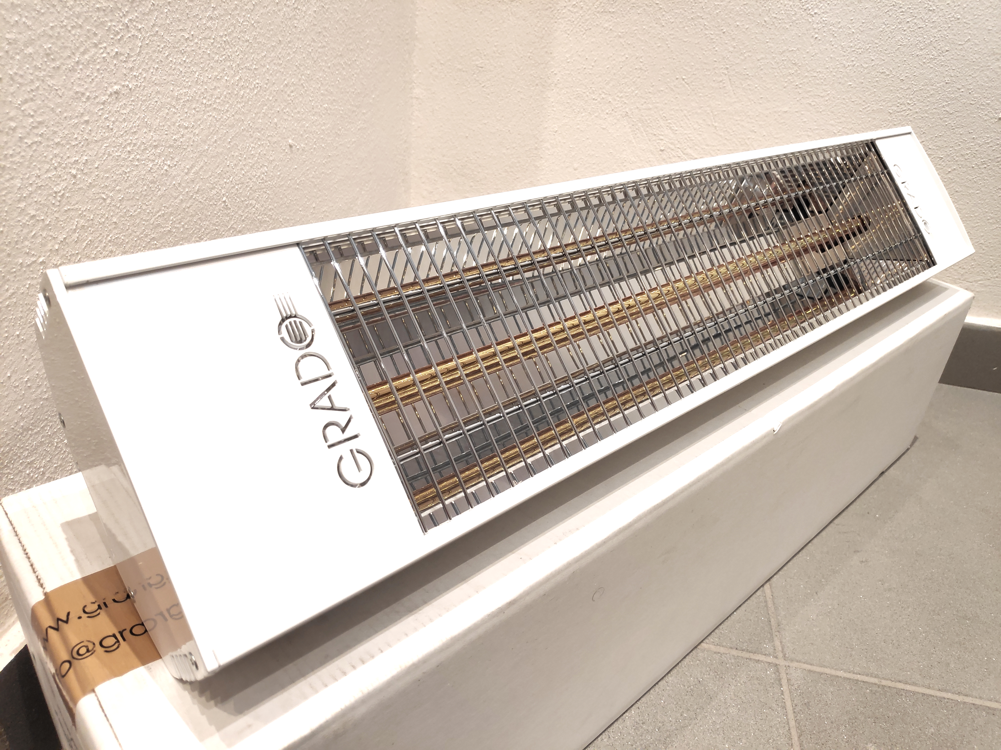 Grado Sol 1500 è riscaldatore speciale a raggi infrarossi con lampada ad onda corta XL di lunghezza maggiorata rispetto lo standard, emette onde infrarosse direzionali evitando la dispersione di calore