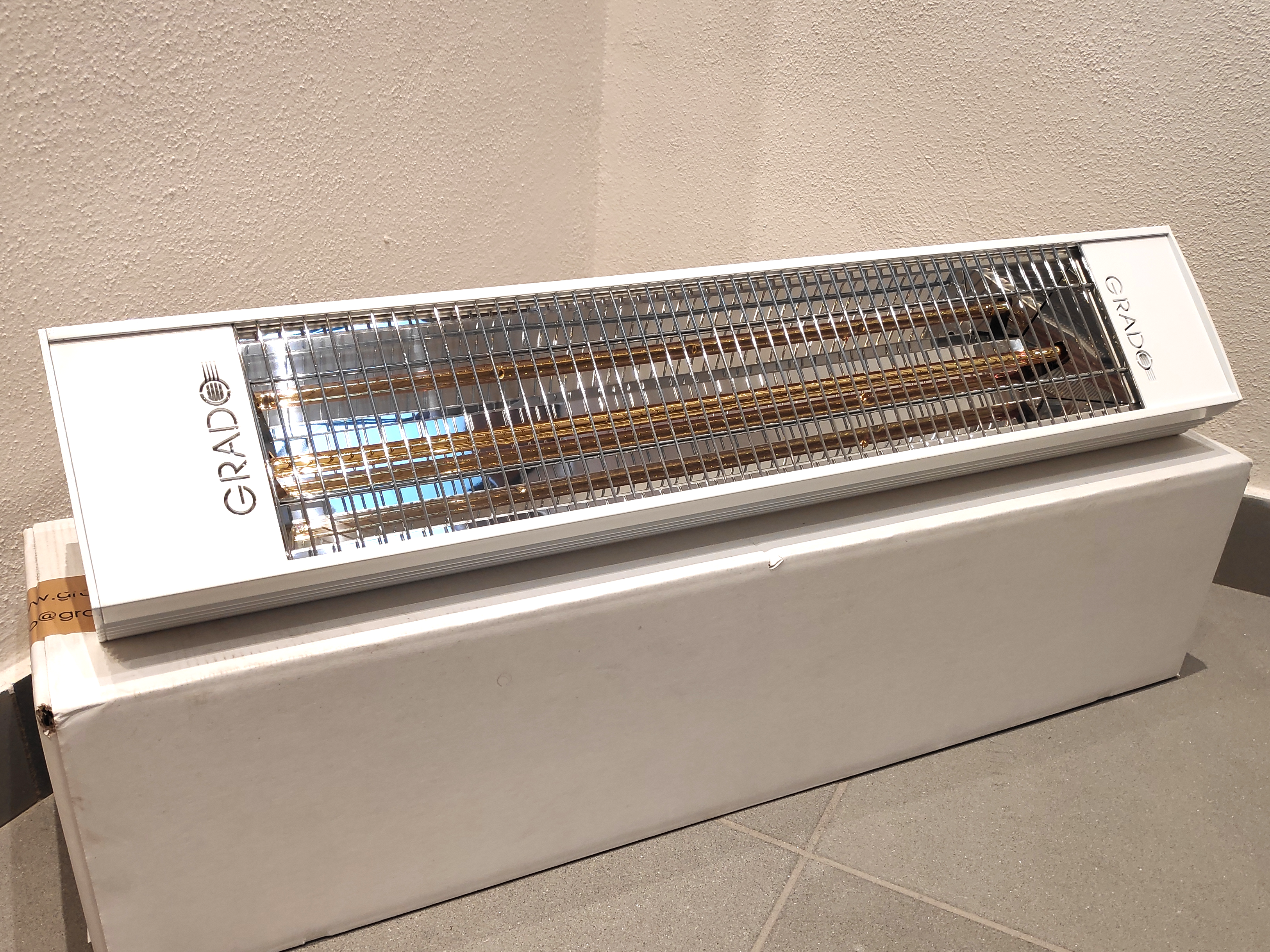 Grado Sol 1500 è riscaldatore speciale a raggi infrarossi con lampada ad onda corta XL di lunghezza maggiorata rispetto lo standard, emette onde infrarosse direzionali evitando la dispersione di calore