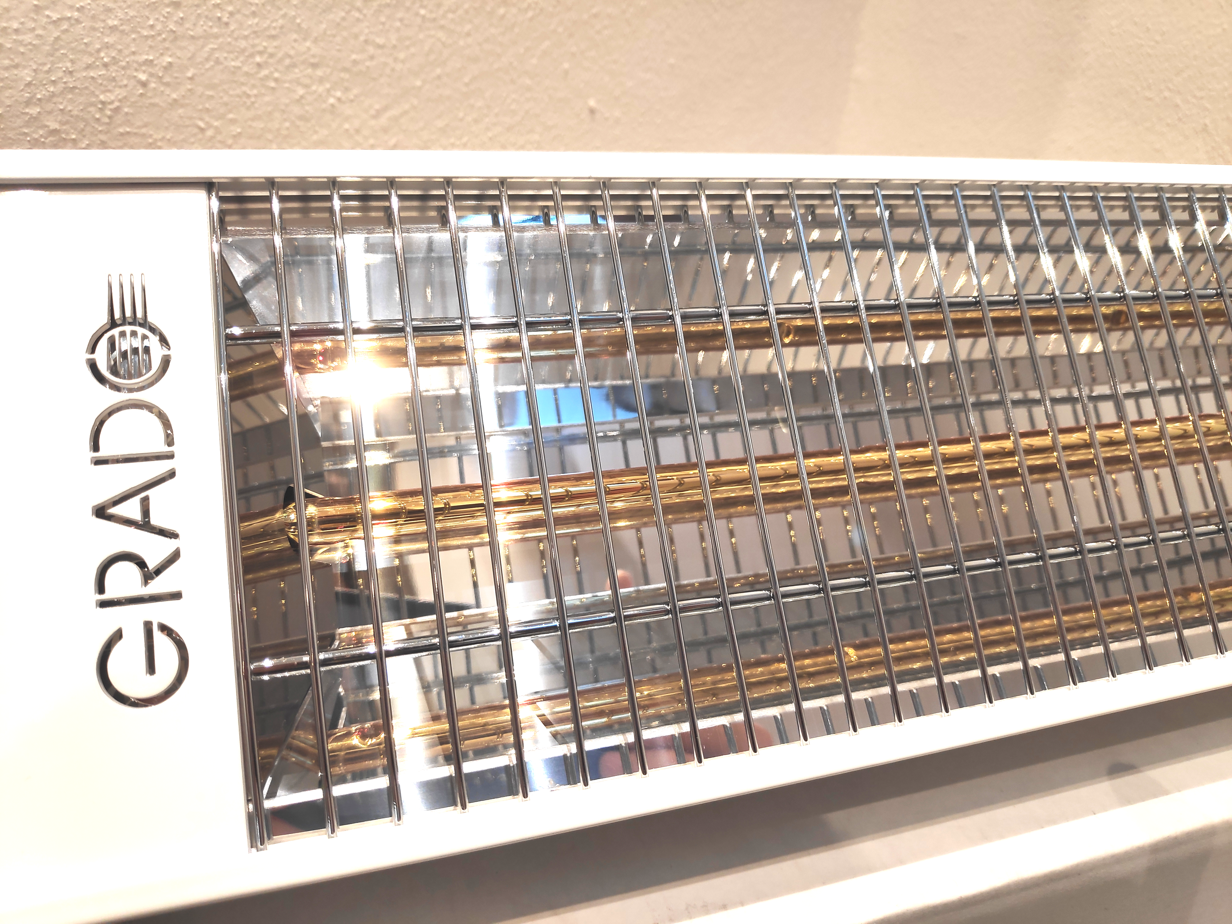 Particolare di Grado Sol 1500, riscaldatore a raggi infrarossi con lampada ad onda corta, in noleggio e installazione da Progetto Noleggi