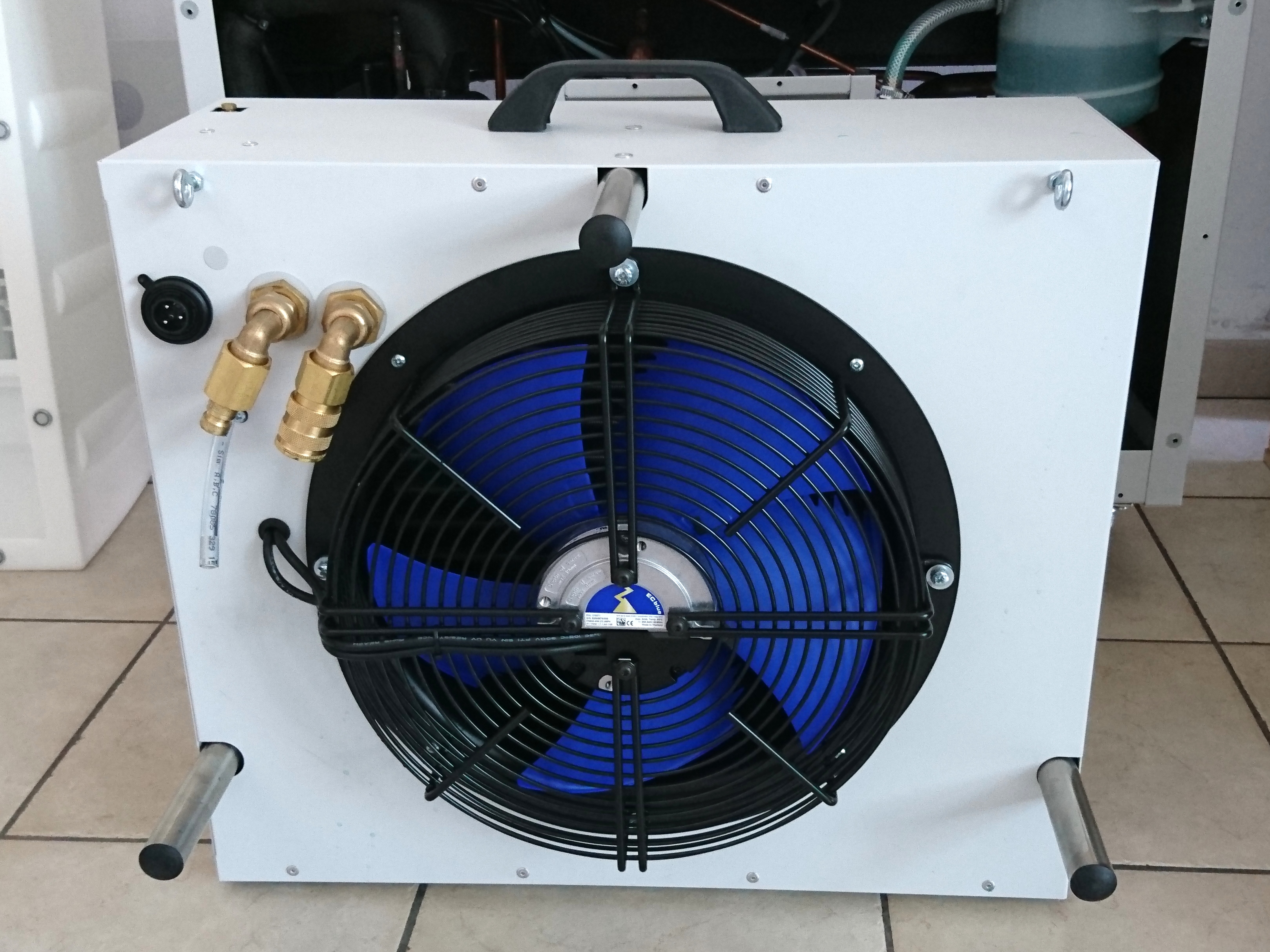 Progetto Noleggi installa con velocità ed efficienza le unità esterne per condizionatori professionali come il Master ACT 7