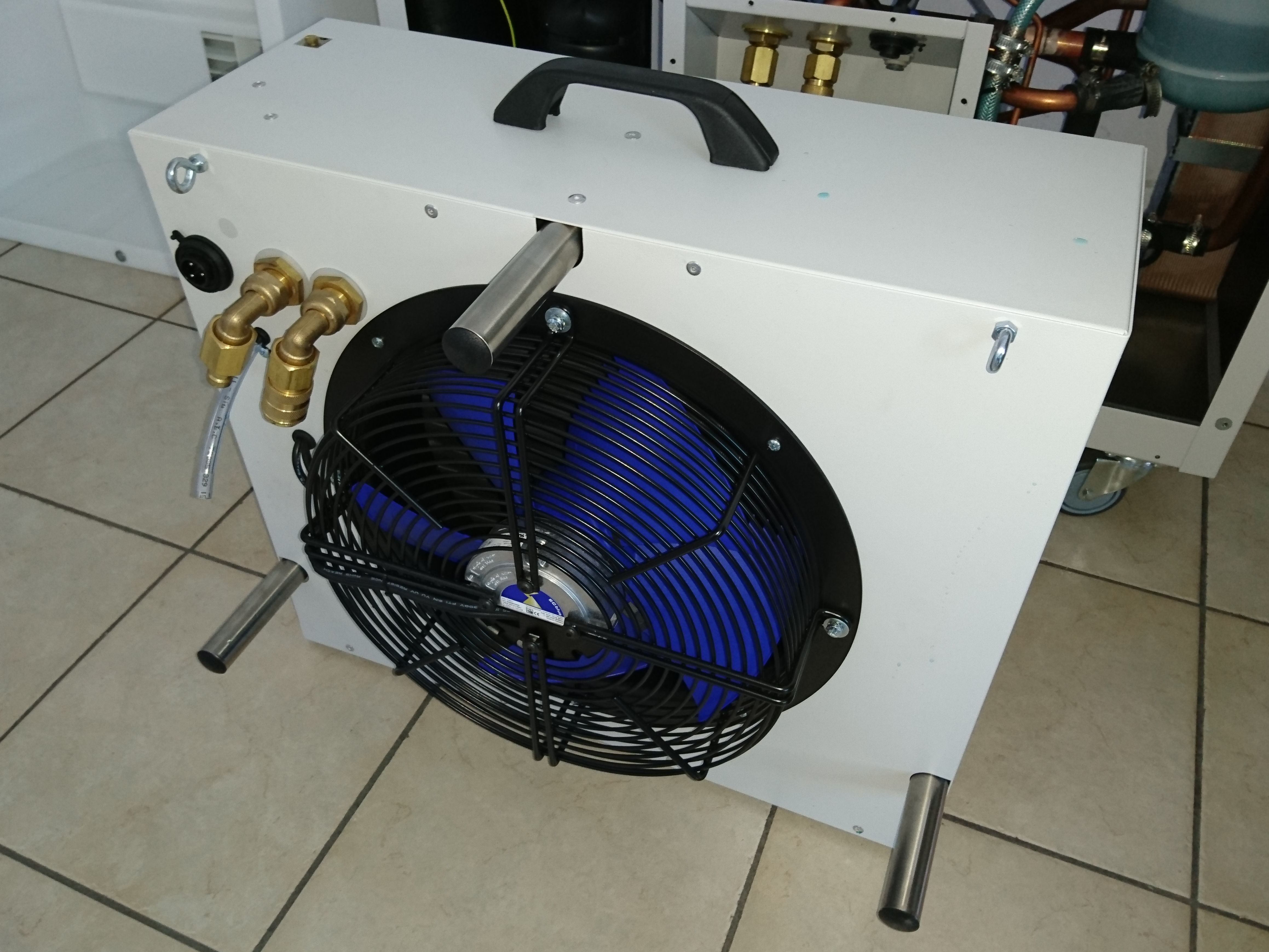 Progetto Noleggi installa con velocità ed efficienza le unità esterne per condizionatori professionali come il Master ACT 7