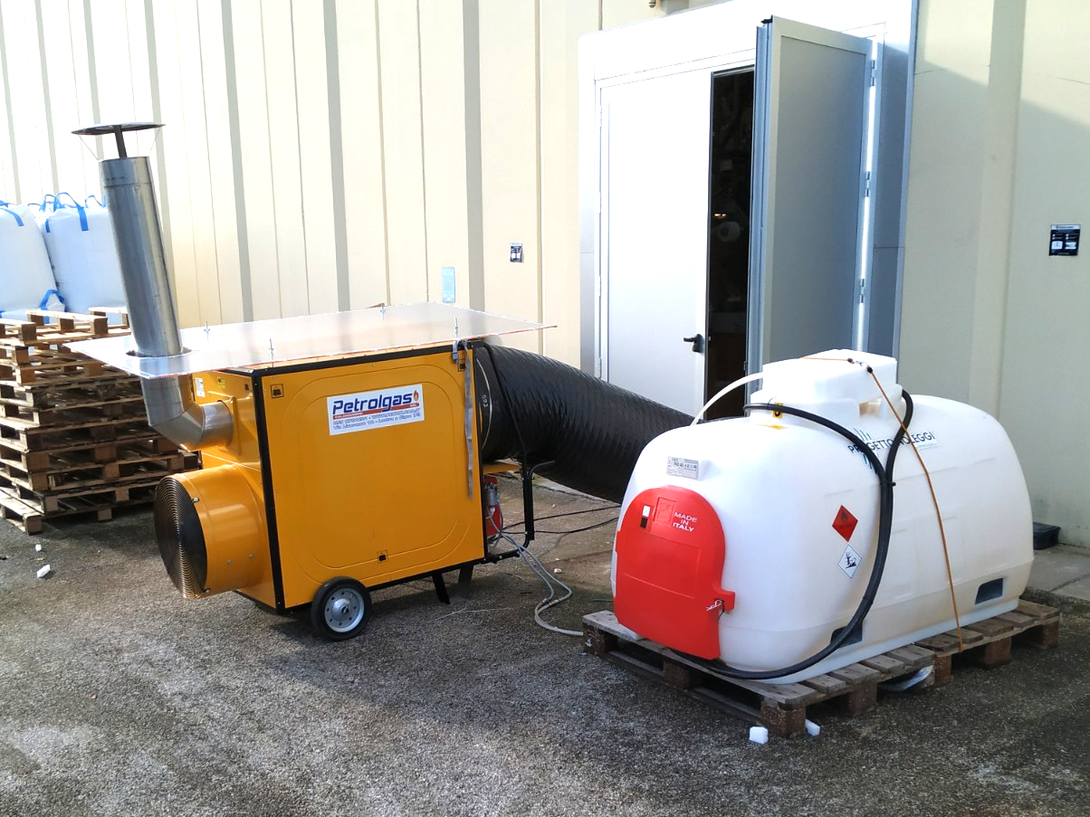 Master BV 470 è un generatore d'aria calda con bruciatore di ottima qualità e bassi consumi di gasolio, disponibile per il noleggio e il trasporto da Progetto Noleggi