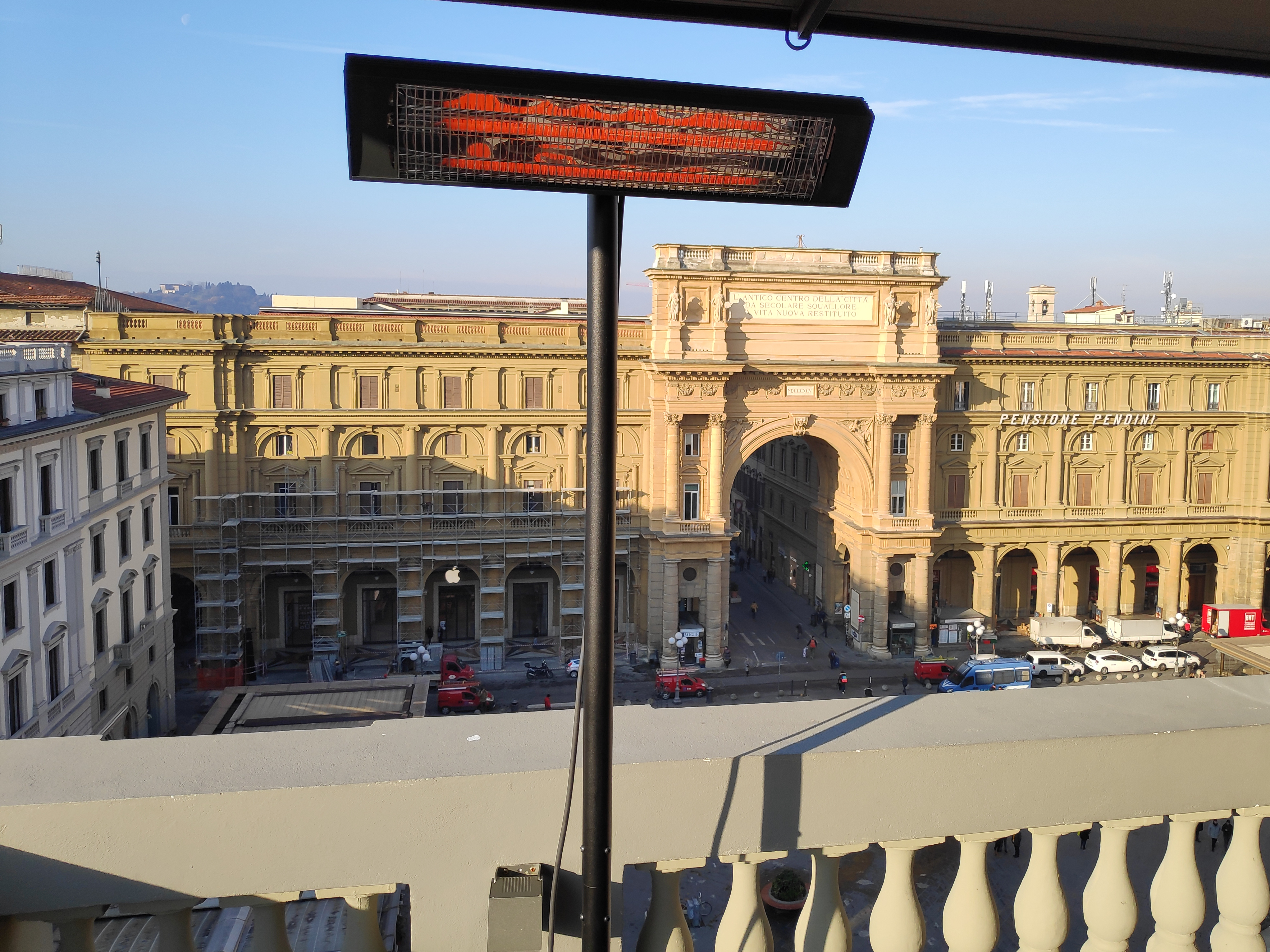 Progetto Noleggi noleggia e installa riscaldatori a infrarosso come Sol 1900, anche in versione nero opaco