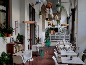 Riscaldatore a infrarossi Sol 1800 XL Il riscaldatore a infrarossi Sol 1800 XL è una lampada innovativa a onda media che non emette luce e riscalda ambienti professionali di ogni tipo