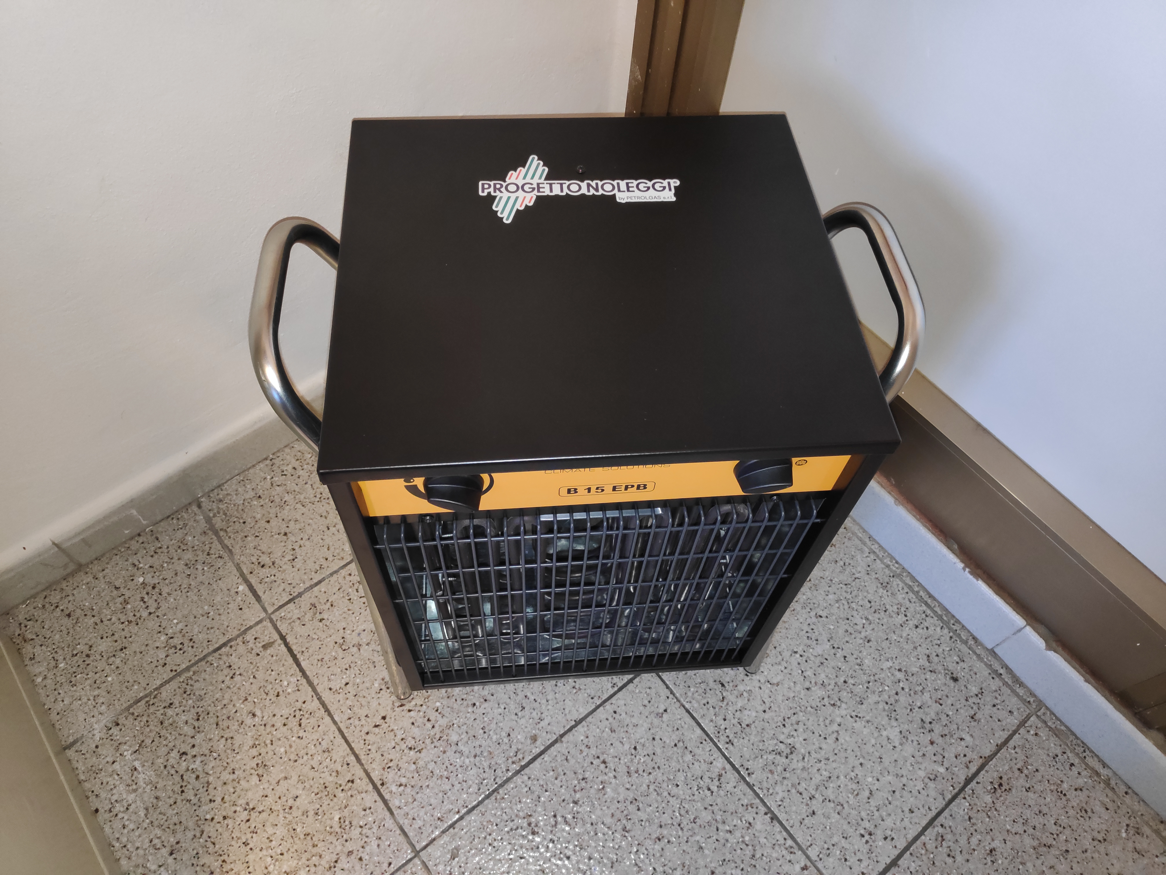 Progetto Noleggi offre in esclusiva il Master B9 Black Edition, un generatore d'aria calda compatto e ottimo per eventi eleganti o speciali come i matrimoni