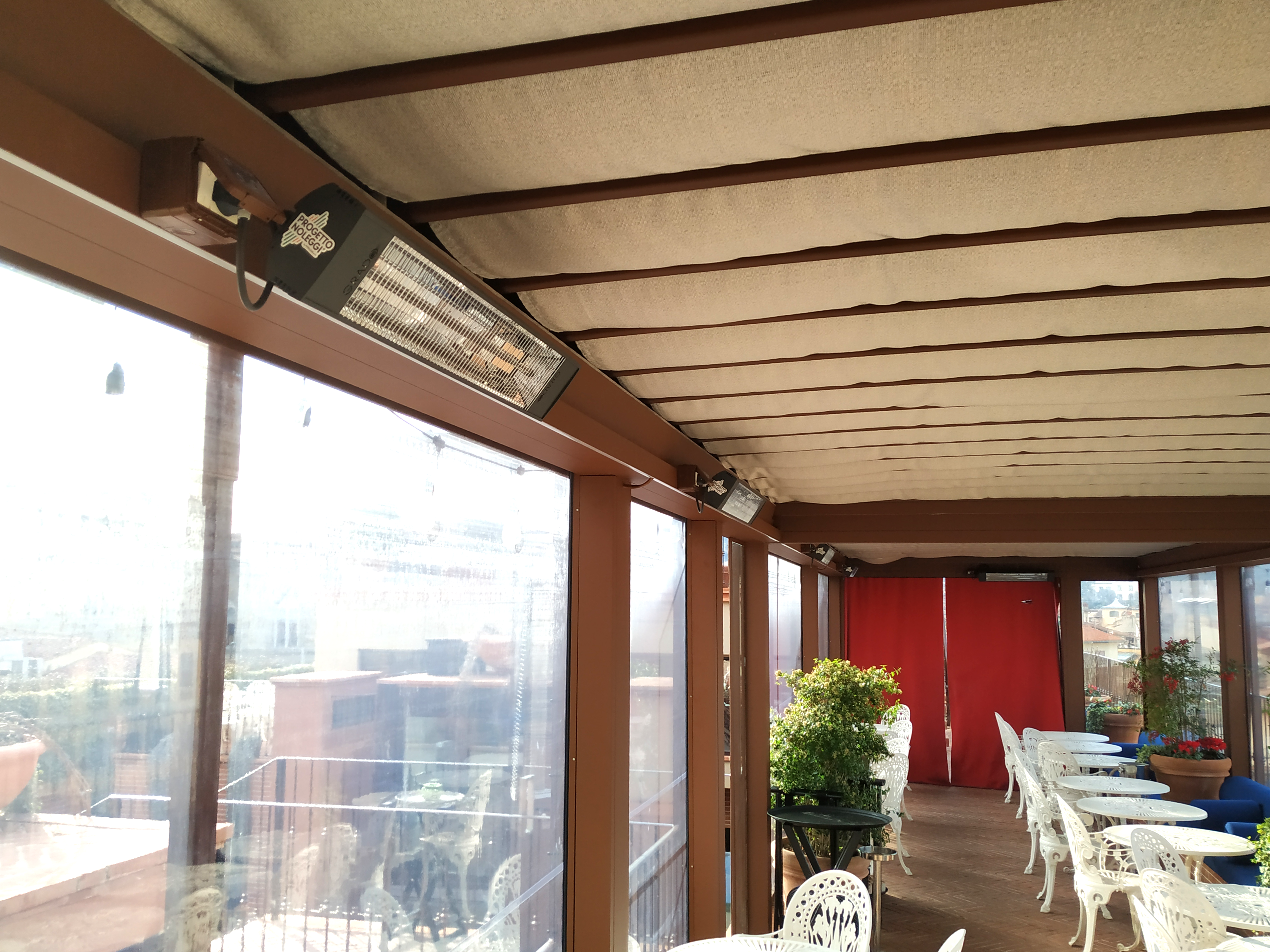 SOL 1800 XL è un riscaldatore formato da una lampada a infrarossi a onda media che garantisce un calore pulito e sicuro