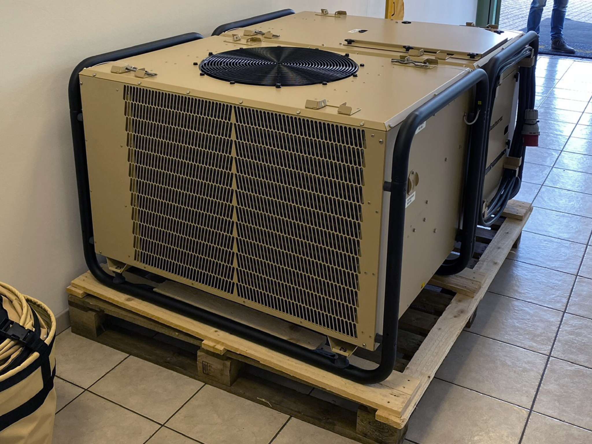 Dantherm AC-M18 è un'unità portatile che produce aria condizionata per strutture temporanee o trasportabili come le tende. Progetto Noleggi noleggia e installa AC-M18 a prezzi competitivi