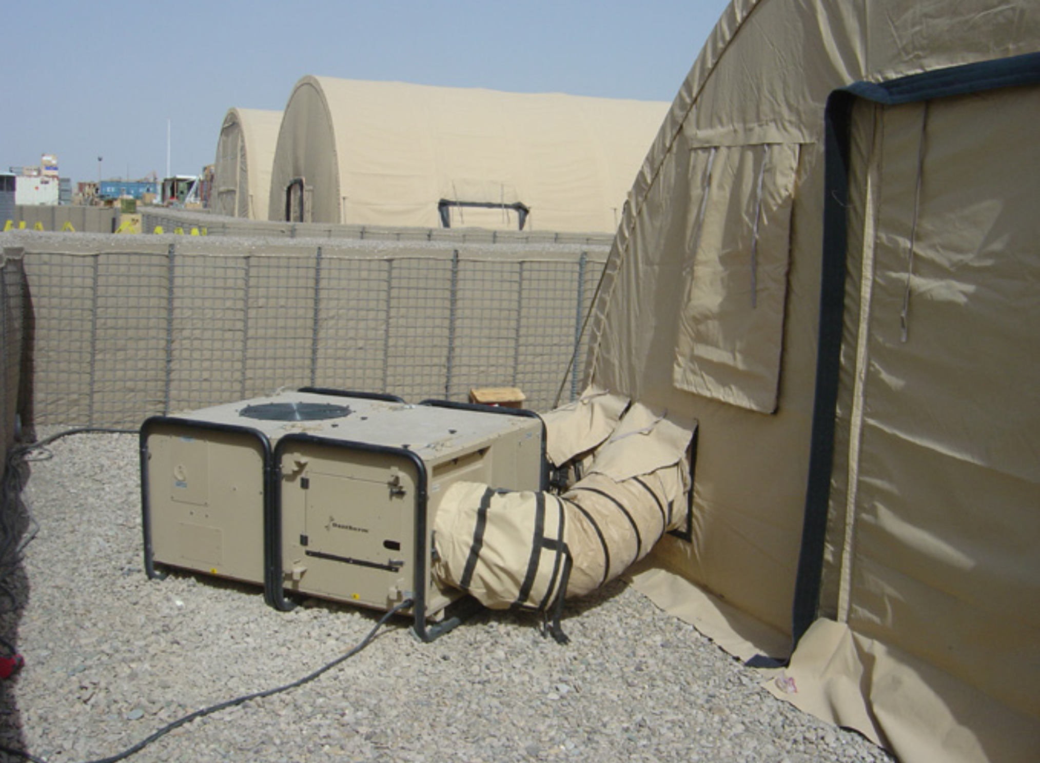 L'installazione temporanea di un condizionatore Dantherm AC-M18 per una tenda fatta da Progetto Noleggi