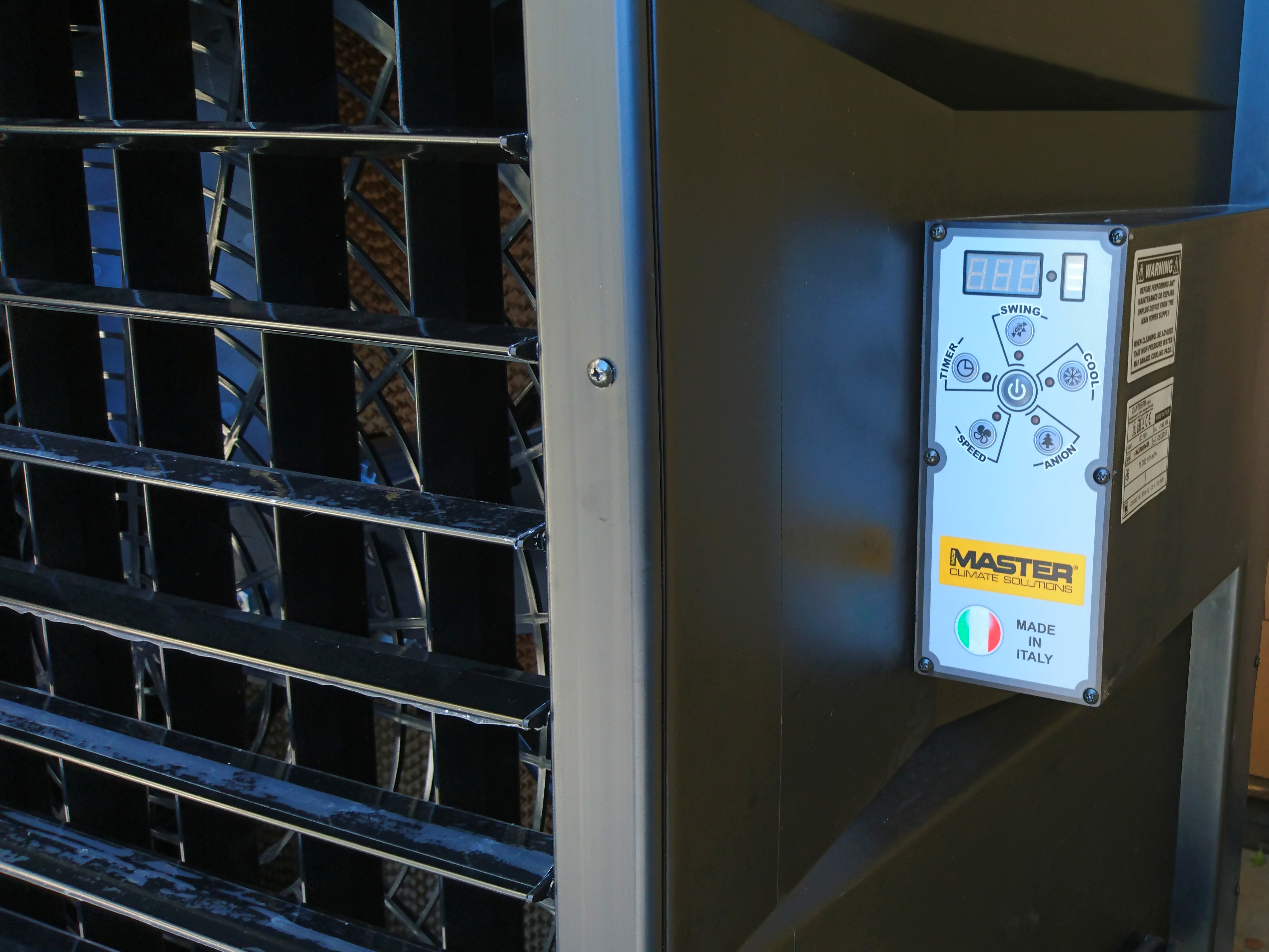 BC 120 è un raffrescatore evaporativo portatile prodotto da Master che utilizza solo un 20% dell'energia rispetto ai raffrescatori tradizionali.