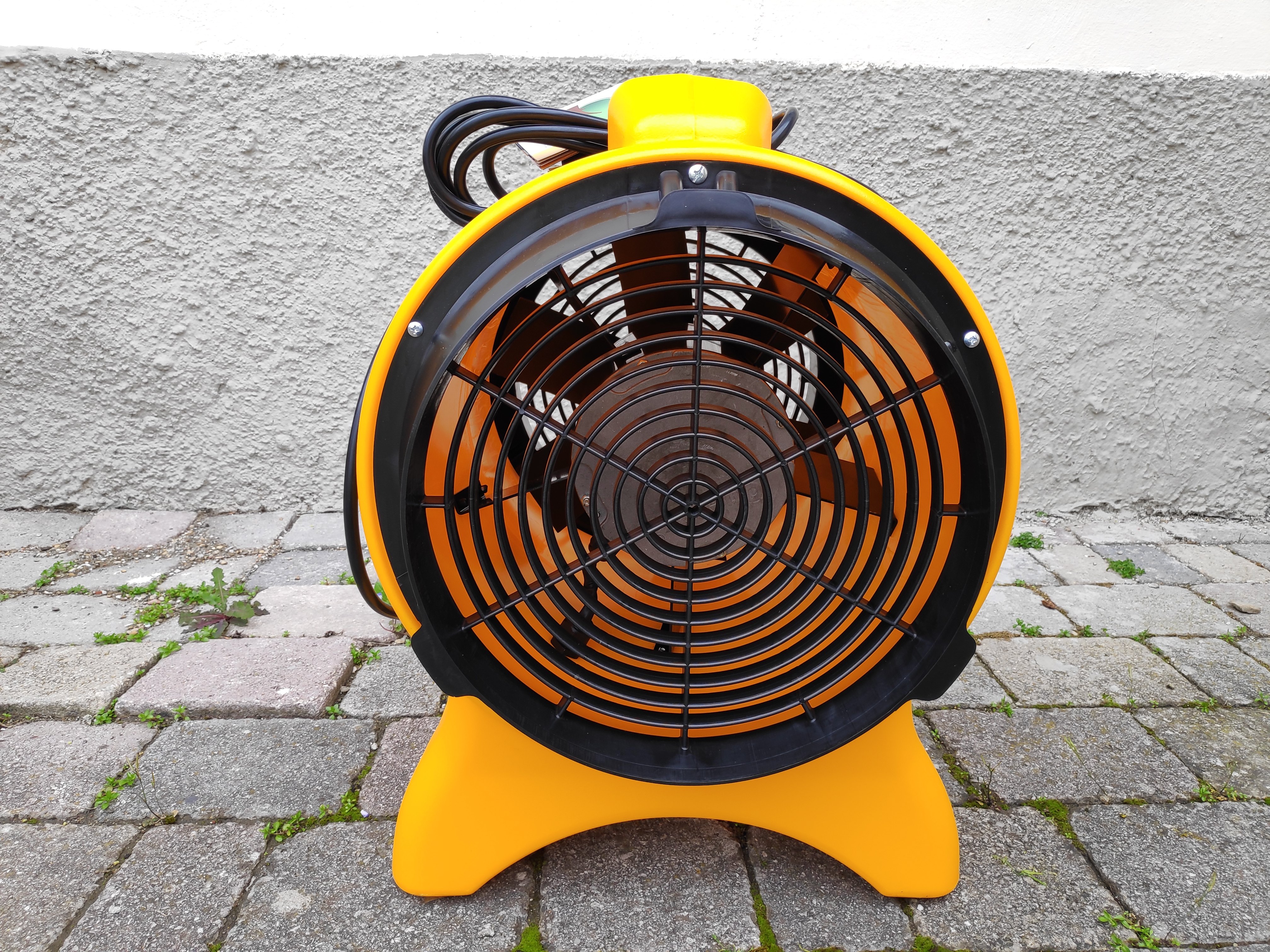 Master BL 6800 è un soffiatore professionale portatile utilizzato sovente in edilizia e nelle ristrutturazioni, oppure nei cantieri per l'aspirazione della polvere.