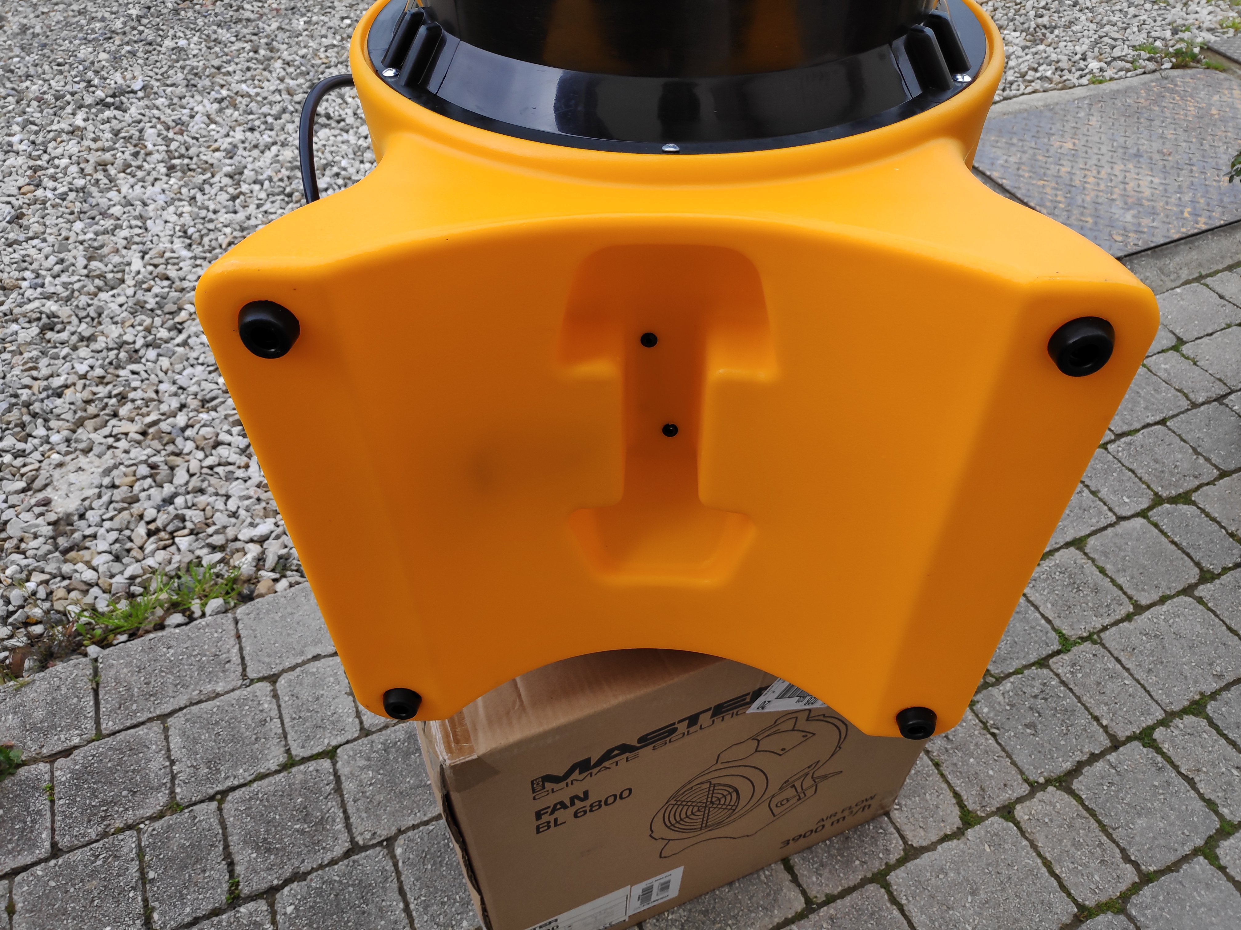 Master BL 6800 è un soffiatore professionale portatile utilizzato sovente in edilizia e nelle ristrutturazioni, oppure nei cantieri per l'aspirazione della polvere.