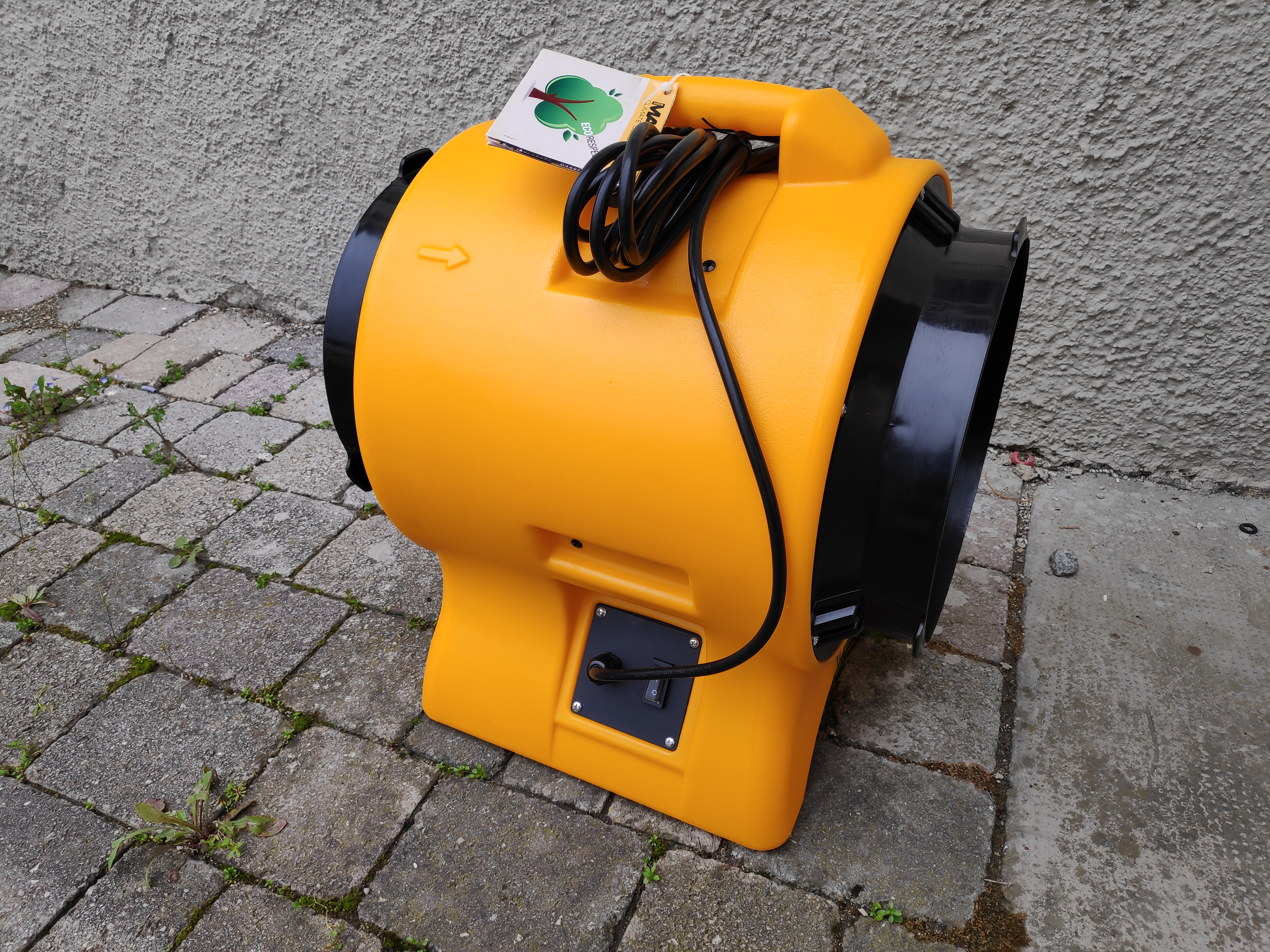 Master BL 6800 è un soffiatore professionale portatile utilizzato sovente in edilizia e nelle ristrutturazioni, oppure nei cantieri per l'aspirazione della polvere.