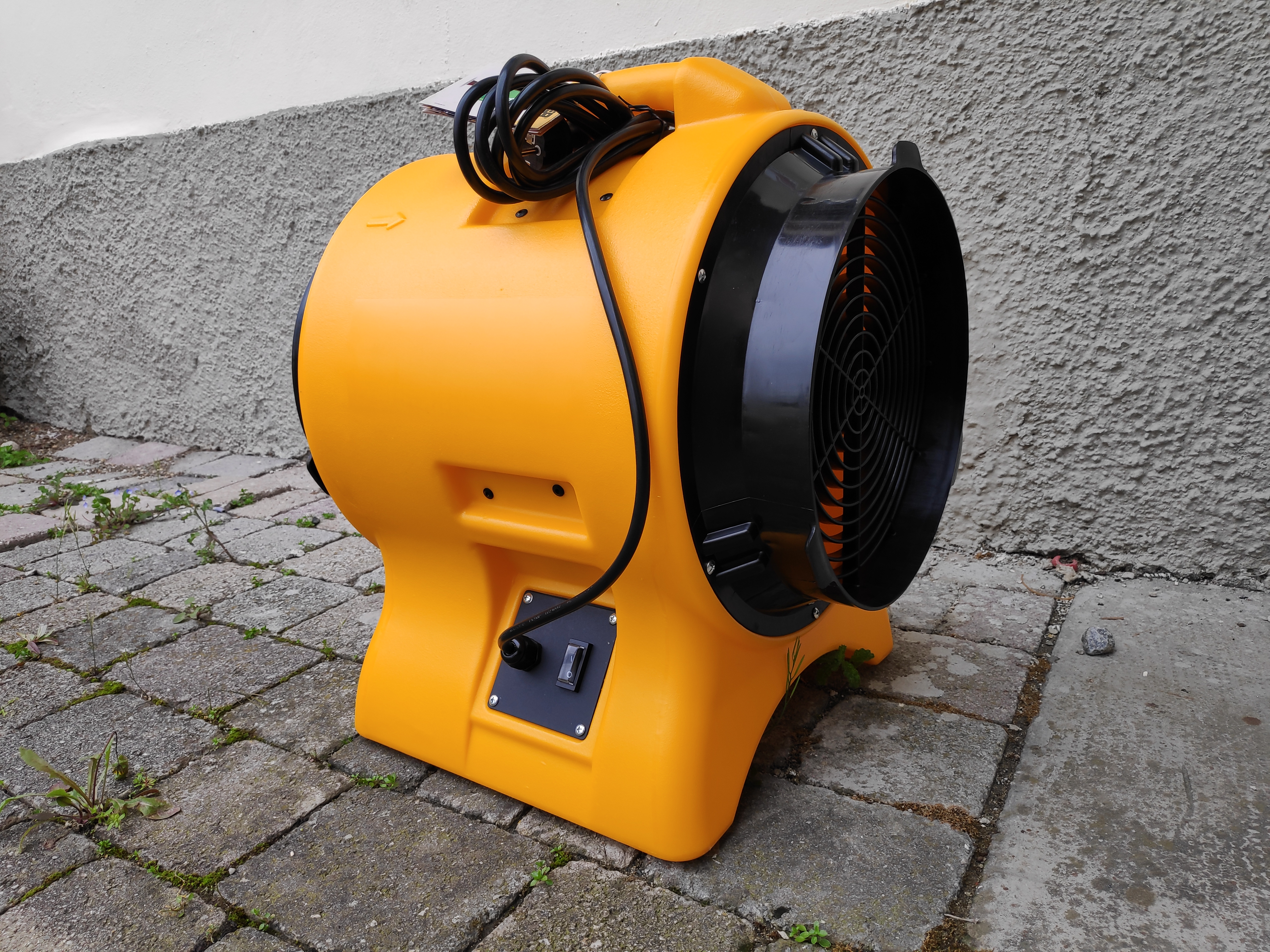 Master BL 6800 è un soffiatore professionale portatile utilizzato sovente in edilizia e nelle ristrutturazioni, oppure nei cantieri per l'aspirazione della polvere.