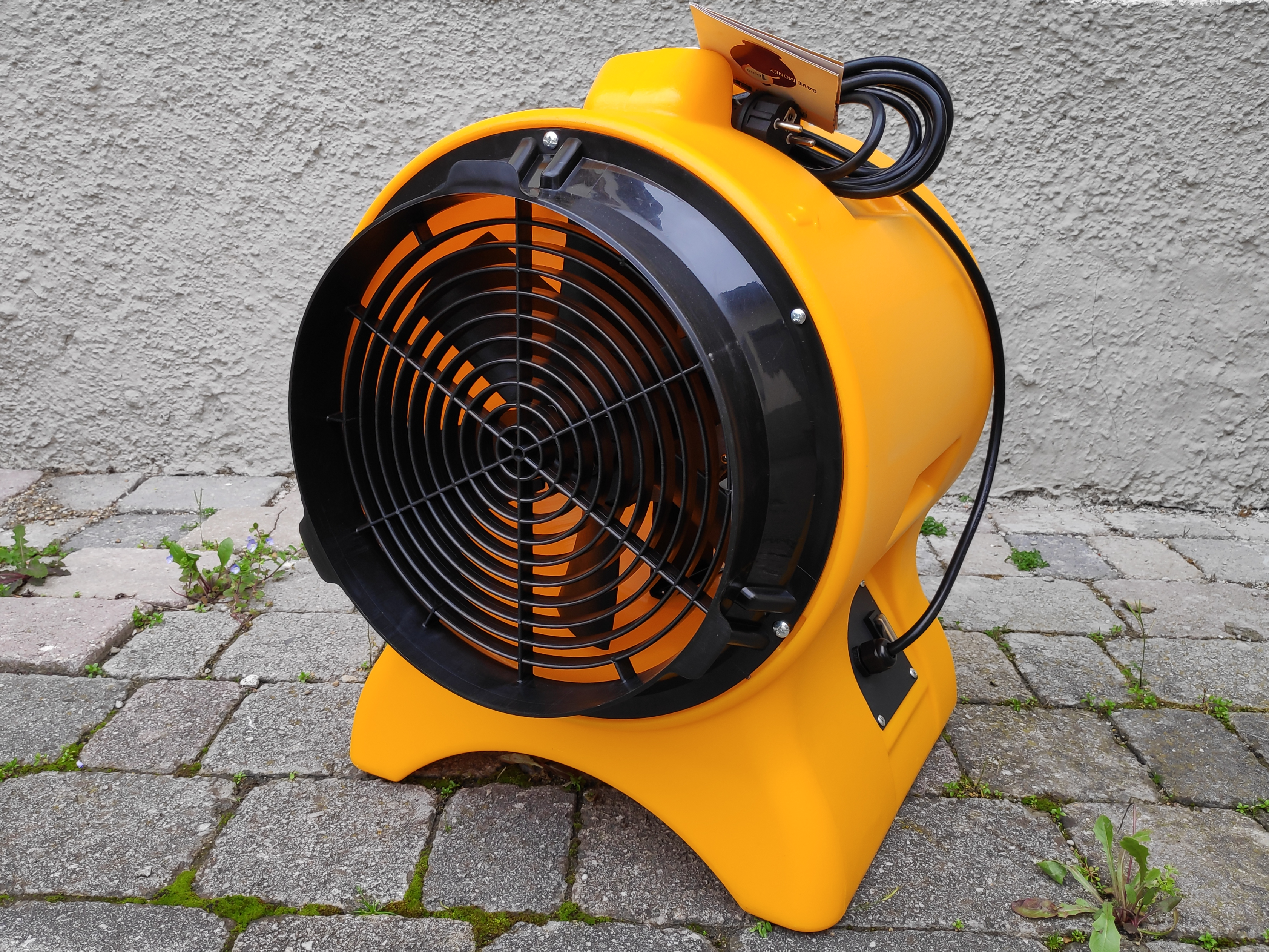 Master BL 6800 è un soffiatore professionale portatile utilizzato sovente in edilizia e nelle ristrutturazioni, oppure nei cantieri per l'aspirazione della polvere.