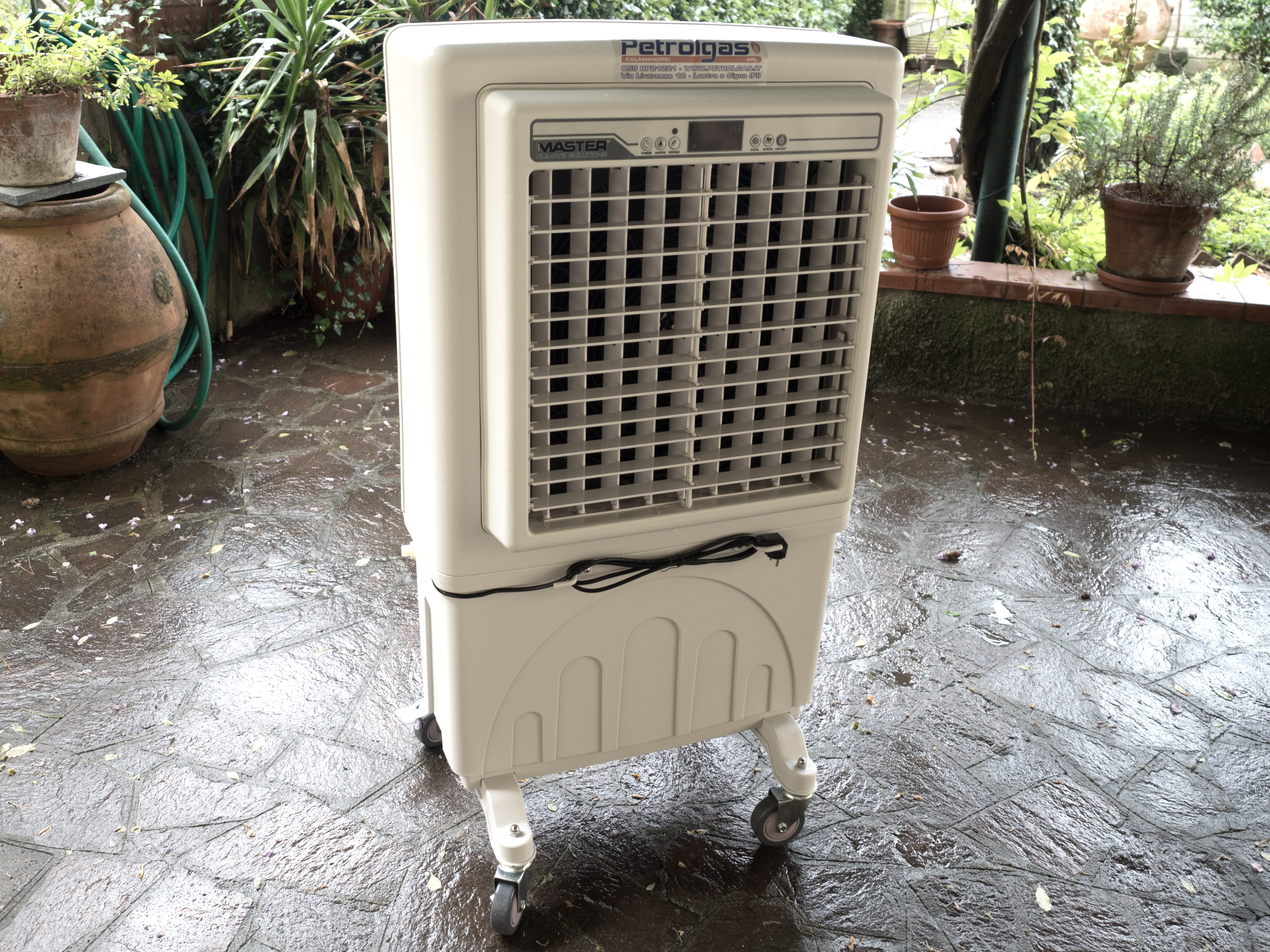 Master BC 60 è dotato di ionizzatore che migliora la qualità dell'aria, il raffrescamento purifica l'aria da polveri, oli, cattivi odori e particelle sospese in aria. Costruito con plastiche resistenti agli urti.