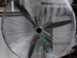 Griglia cromata del ventilatore diametro 75cm - Master FS 75 Master FS 75 è un ventilatore elegante professionale a piantana con un elevatissimo flusso d'aria grazie al motore ad alte prestazioni.