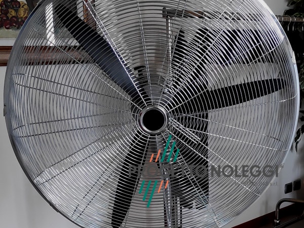 Griglia cromata del ventilatore diametro 75cm - Master FS 75 Master FS 75 è un ventilatore elegante professionale a piantana con un elevatissimo flusso d'aria grazie al motore ad alte prestazioni.