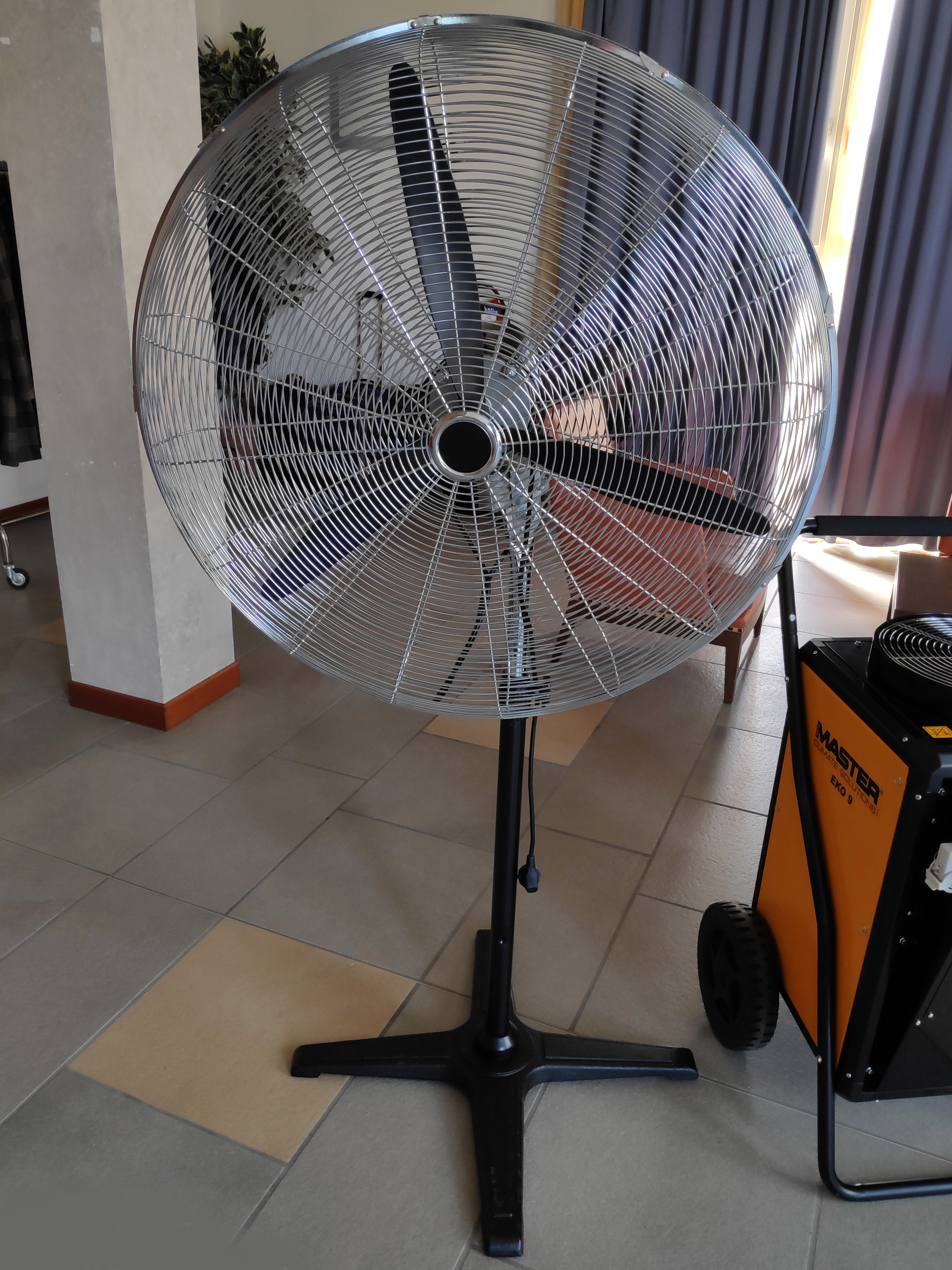 Master FS 75 è un ventilatore elegante professionale a piantana con un elevatissimo flusso d'aria grazie al motore ad alte prestazioni.