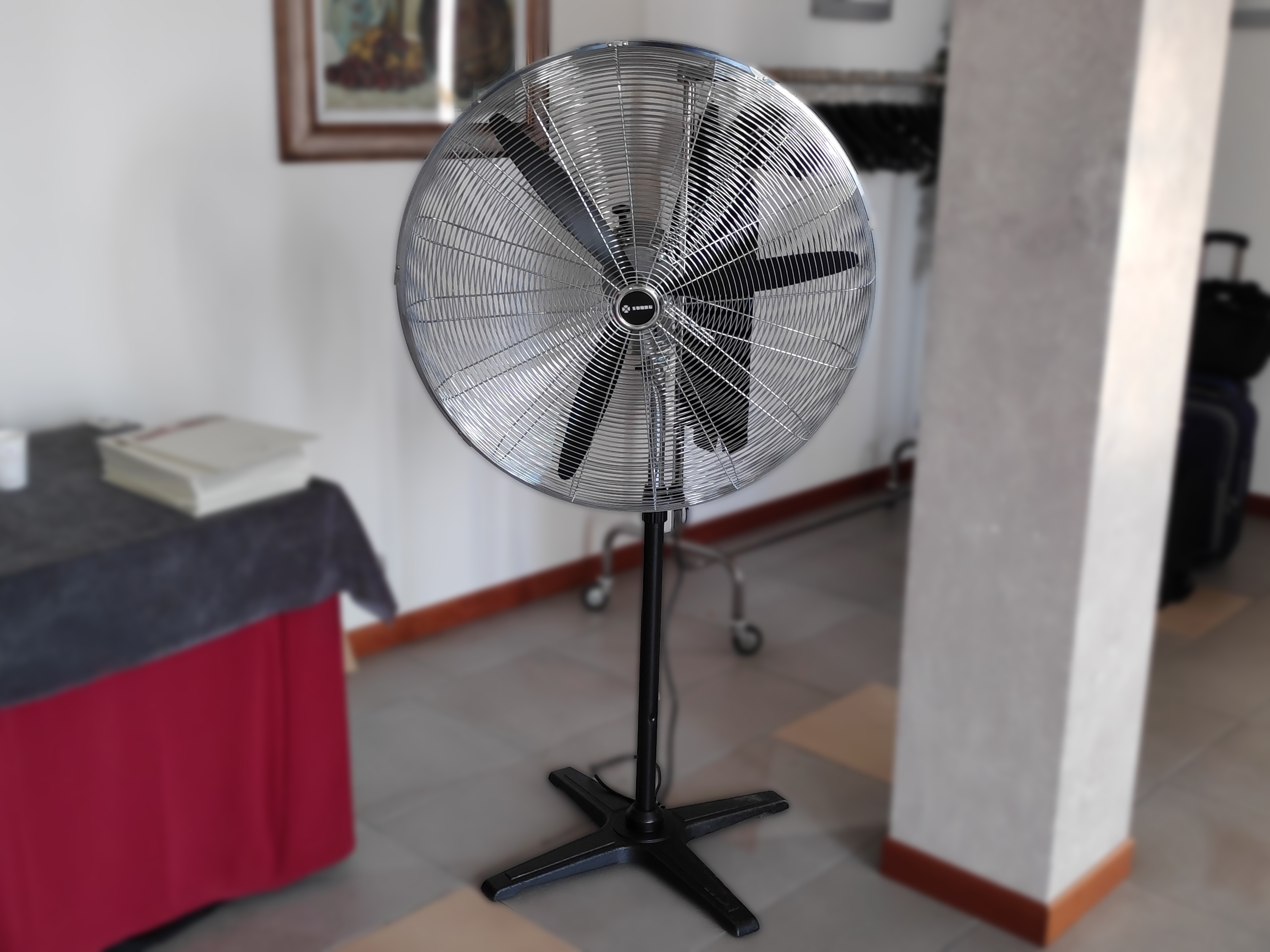 Master FS 75 è un ventilatore elegante professionale a piantana con un elevatissimo flusso d'aria grazie al motore ad alte prestazioni.