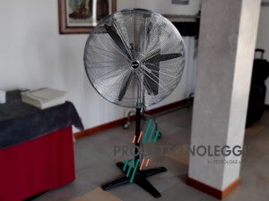 Master FS 75 è un ventilatore elegante professionale a piantana con un elevatissimo flusso d'aria grazie al motore ad alte prestazioni.