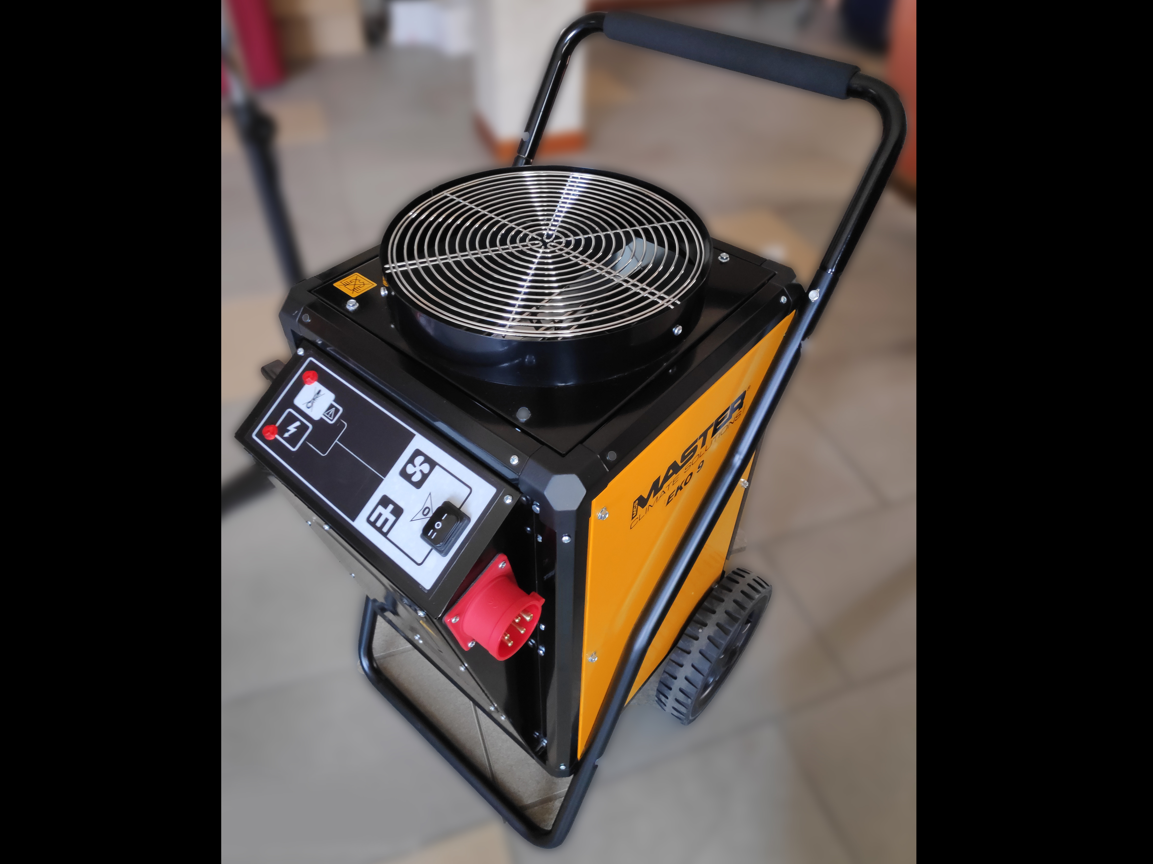 EKO 9 è il modello più potente di riscaldatore elettrico per la Disinfestazione di Parassiti, grazie a questa nuova tecnologia di riscaldatori oggi è possibile sbarazzarsi da questi insetti senza la necessità di utilizzare potenti veleni (con tutti i rischi che ne derivano), l'uso del calore è un metodo sicuro che rispetta l'ambiente.