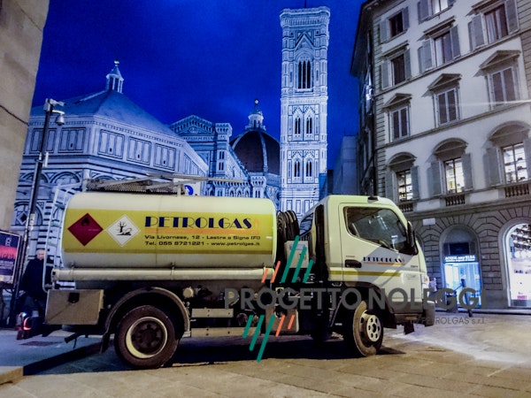 Fornitura a domicilio Gasolio / Kerosene Petrolgas La gestione del carburante non è un problema!! Penserà a tutto Petrolgas controllando il livello del carburante nel vostro serbatoio o cisterna, in autonomia ce ne occuperemo noi, permettendovi di concentrarvi sulla vostra attività senza perdite di tempo e preoccupazioni.