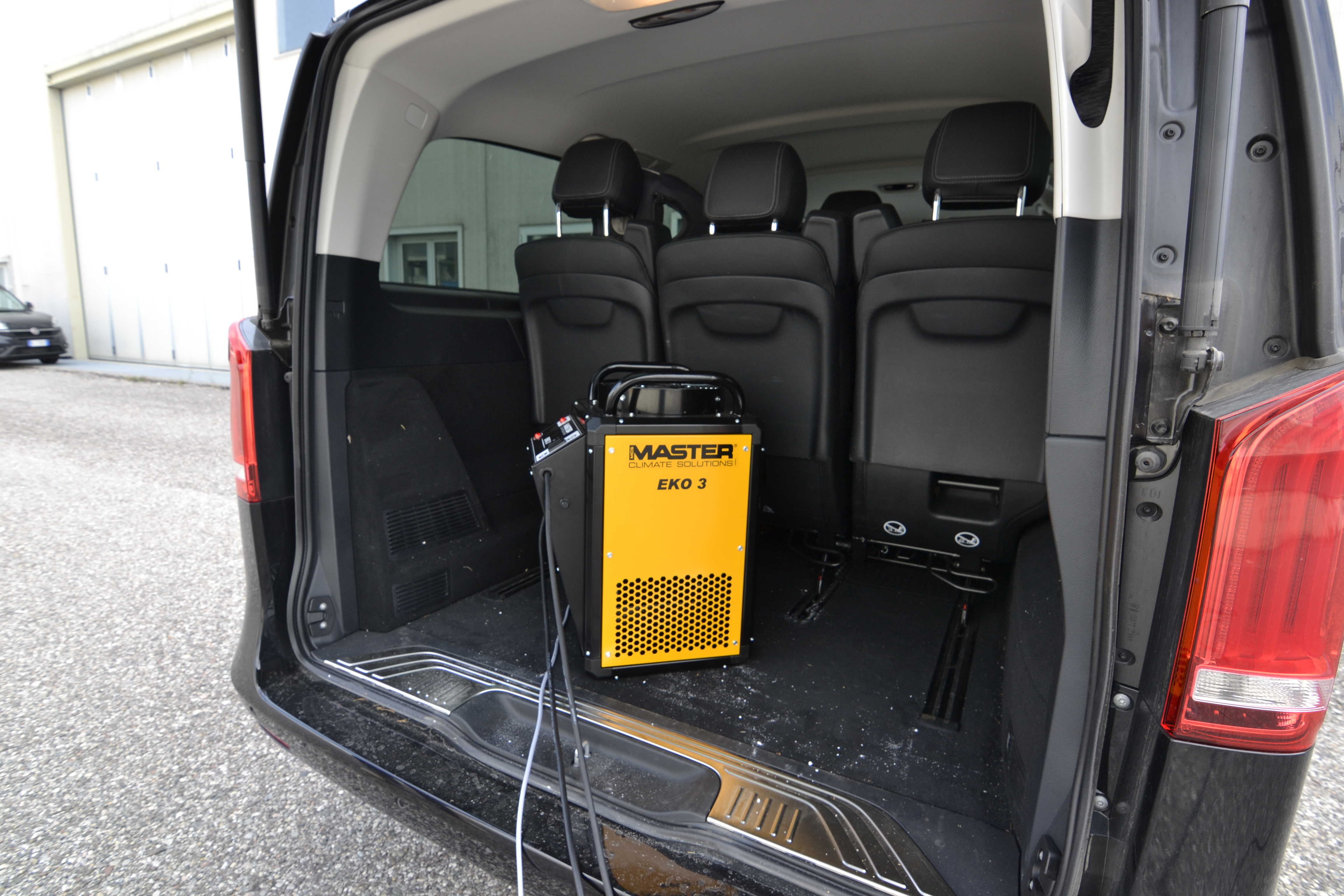 EKO 3 modello compatto monofase di riscaldatore elettrico per la Disinfestazione di Parassiti, grazie a questa nuova tecnologia di riscaldatori oggi è possibile sbarazzarsi da questi insetti senza la necessità di utilizzare potenti veleni (con tutti i rischi che ne derivano), l'uso del calore è un metodo sicuro che rispetta l'ambiente.