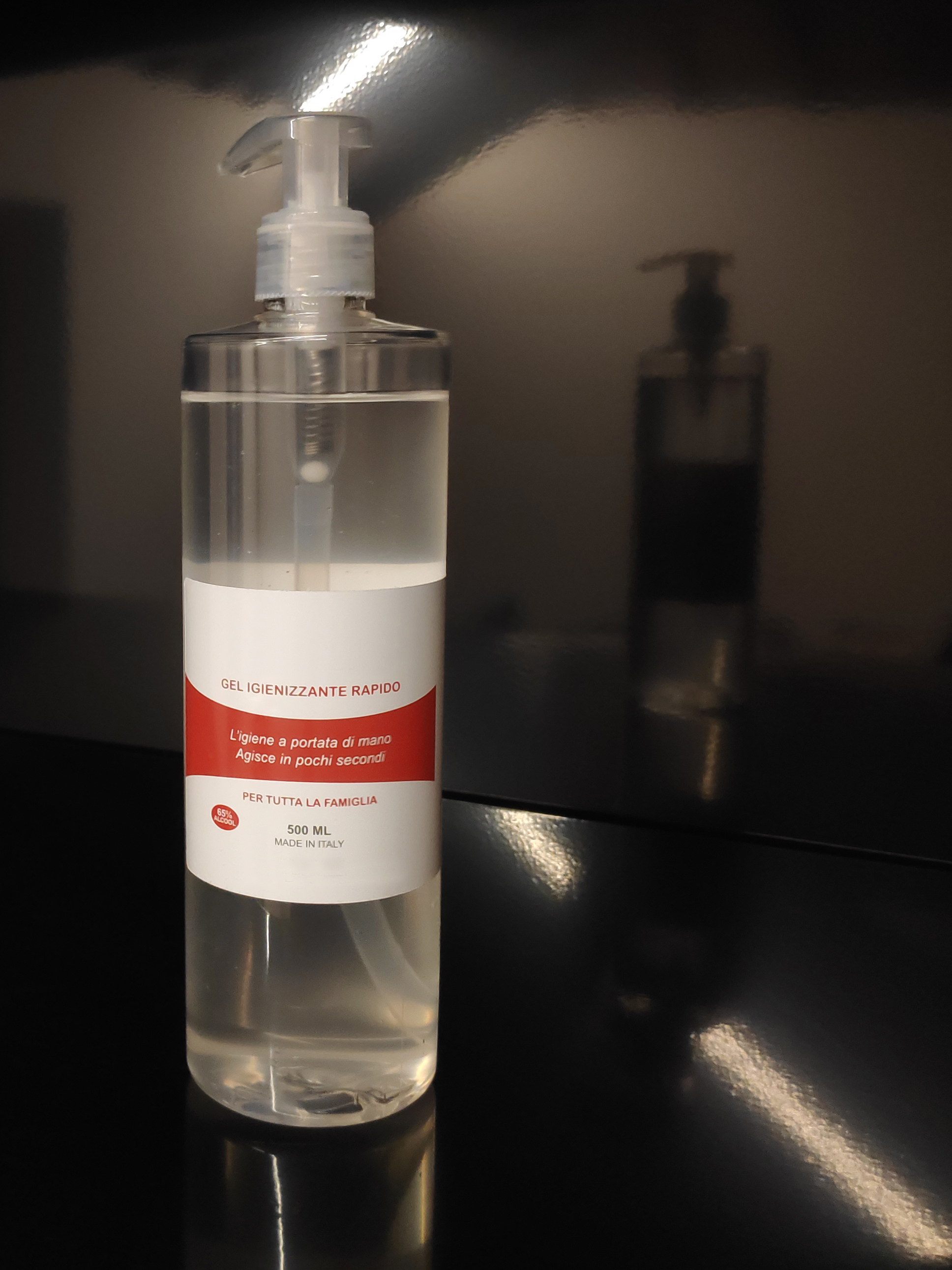 Il nostro Gel Igienizzante Mani è un prodotto di qualità, di Produzione Italiana, realizzato con i migliori estratti naturali che caratterizzano il nostro paese. Dispenser manuale a pompetta di capacità 500ml.