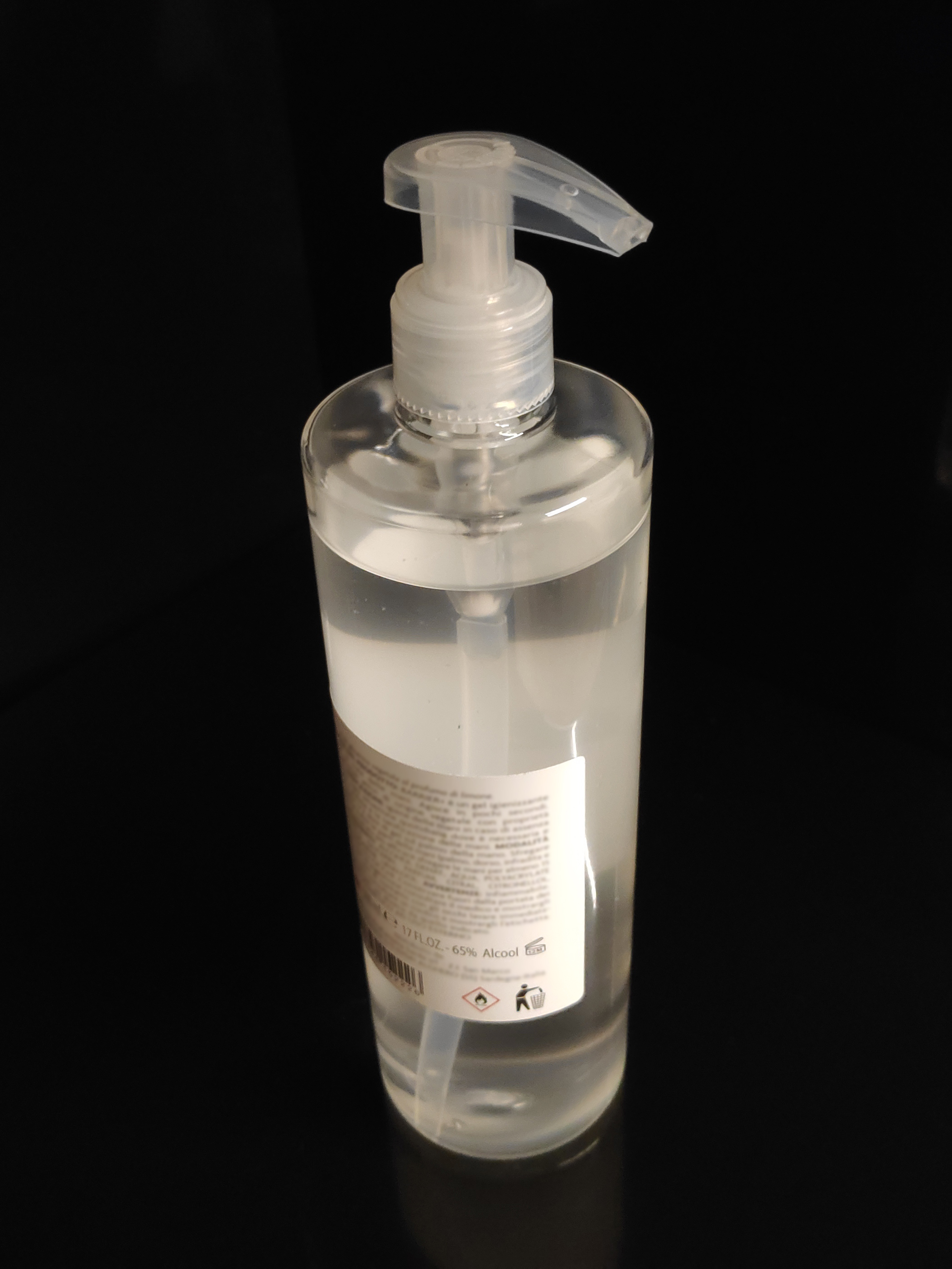 Il nostro Gel Igienizzante Mani è un prodotto di qualità, di Produzione Italiana, realizzato con i migliori estratti naturali che caratterizzano il nostro paese. Dispenser manuale a pompetta di capacità 500ml.