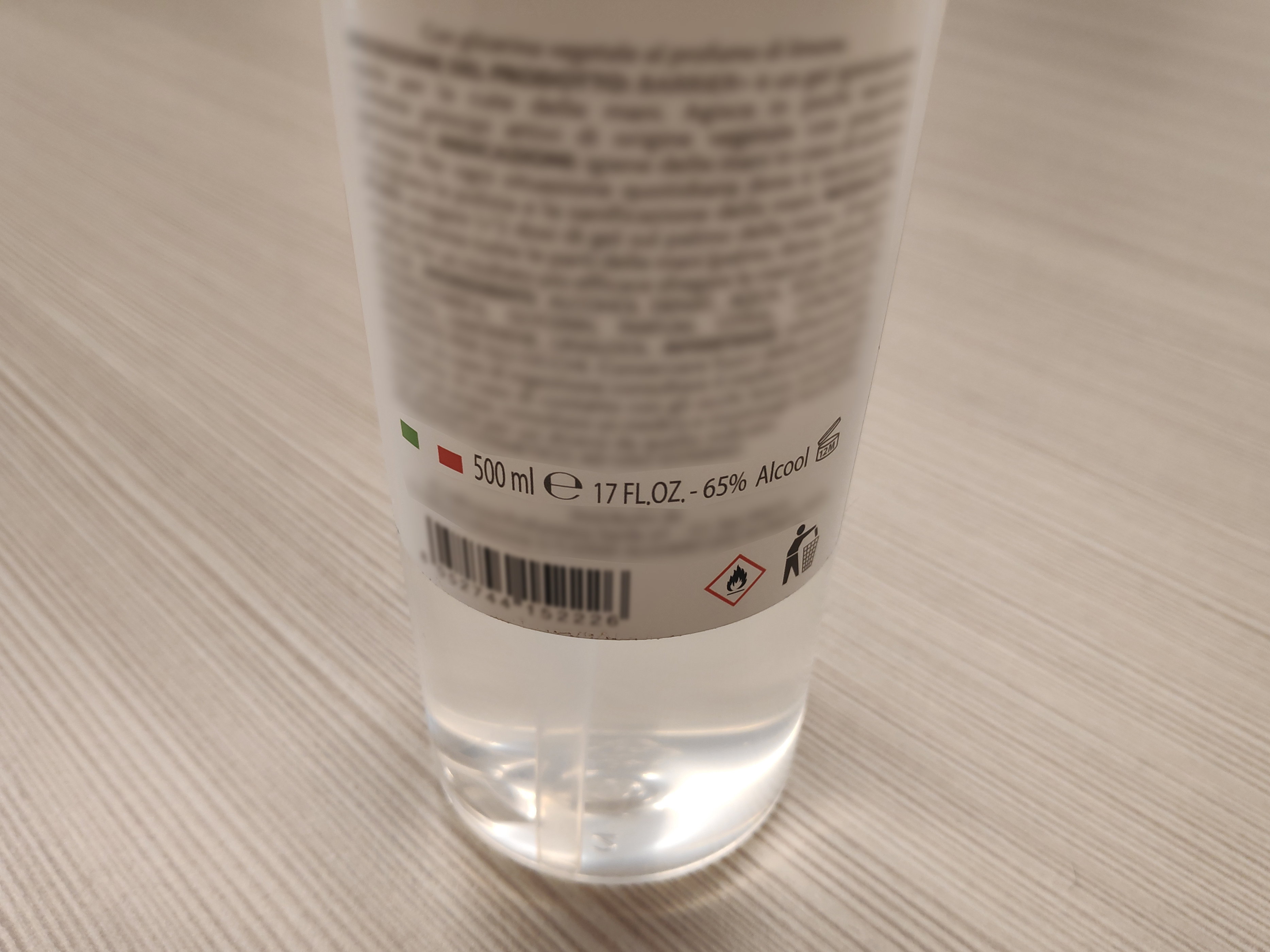 Il nostro Gel Igienizzante Mani è un prodotto di qualità, di Produzione Italiana, realizzato con i migliori estratti naturali che caratterizzano il nostro paese. Dispenser manuale a pompetta di capacità 500ml.