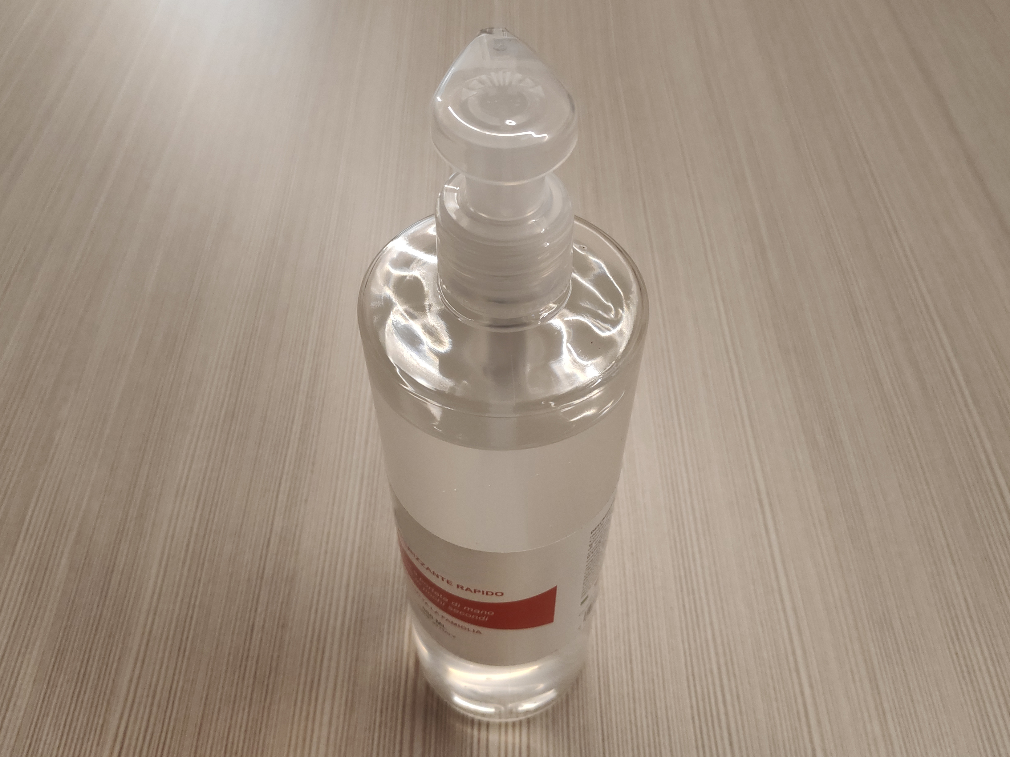 Il nostro Gel Igienizzante Mani è un prodotto di qualità, di Produzione Italiana, realizzato con i migliori estratti naturali che caratterizzano il nostro paese. Dispenser manuale a pompetta di capacità 500ml.