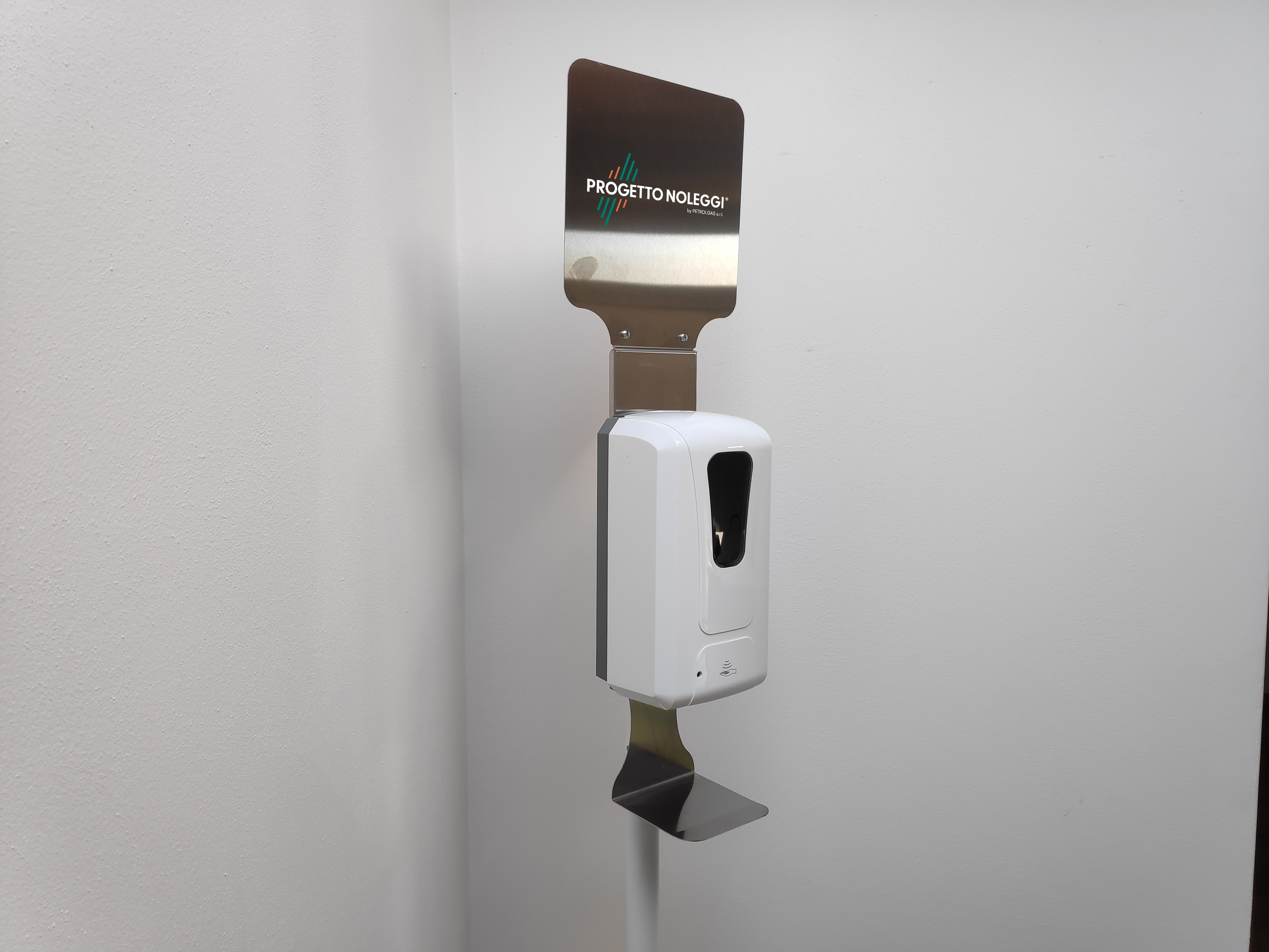 La piantana per l'igienizzazione delle mani ha un pannello di fissaggio universale per consentire l'impiego di dispenser di qualsiasi marca e modello. Prodotta su nostre specifiche in Italia.