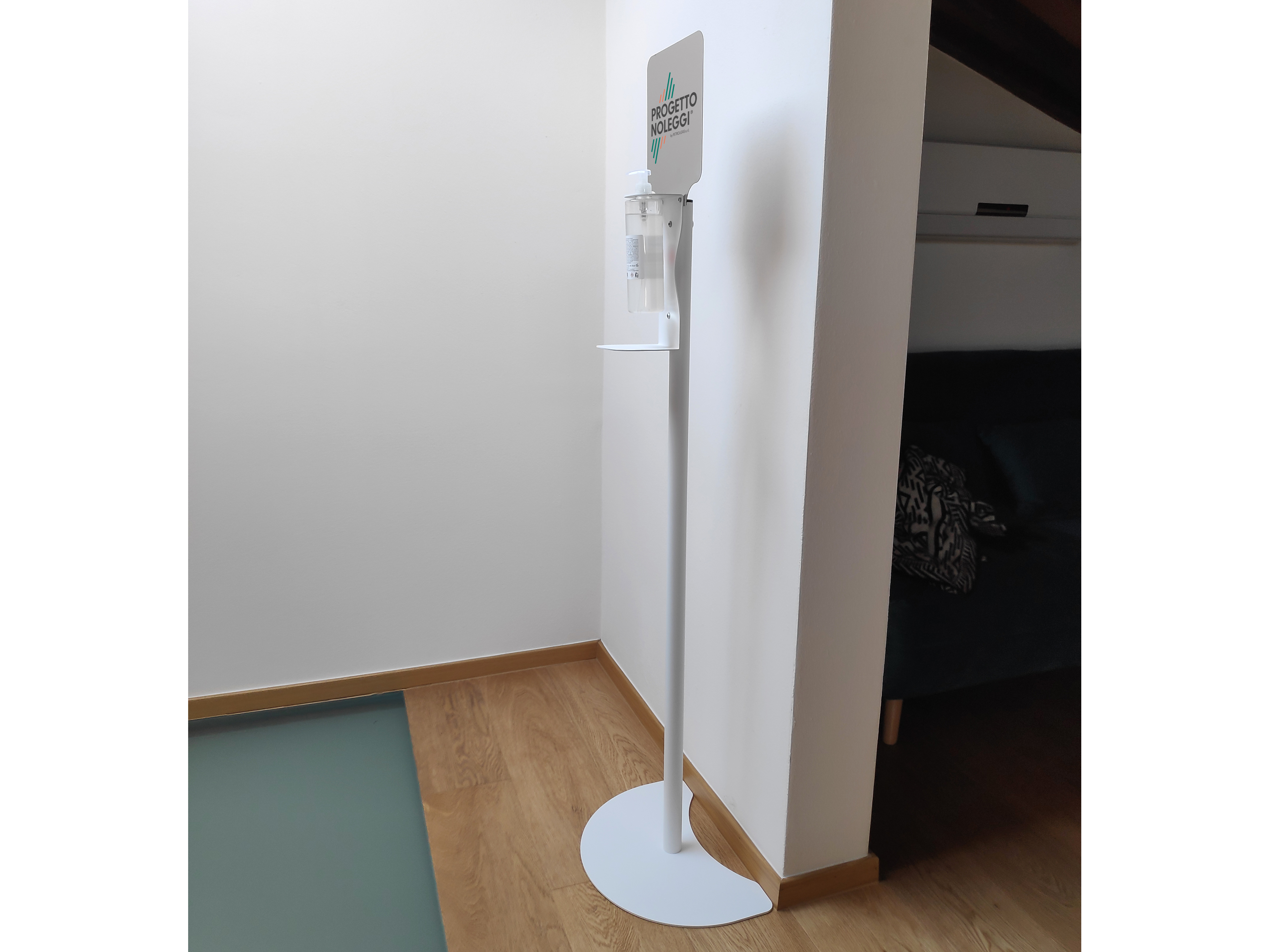 Questo modello di piantana per l'igienizzazione delle mani ha il supporto per il dispenser manuale a cui si può fissare qualsiasi marca e modello. Prodotta su nostre specifiche in Italia.