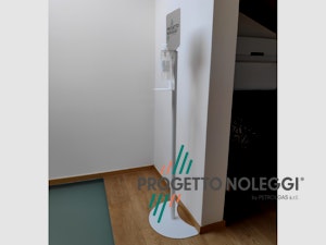 Piantana per dispenser manuale universale, per Gel Igienizzante mani Questo modello di piantana per l'igienizzazione delle mani ha il supporto per il dispenser manuale a cui si può fissare qualsiasi marca e modello. Prodotta su nostre specifiche in Italia.