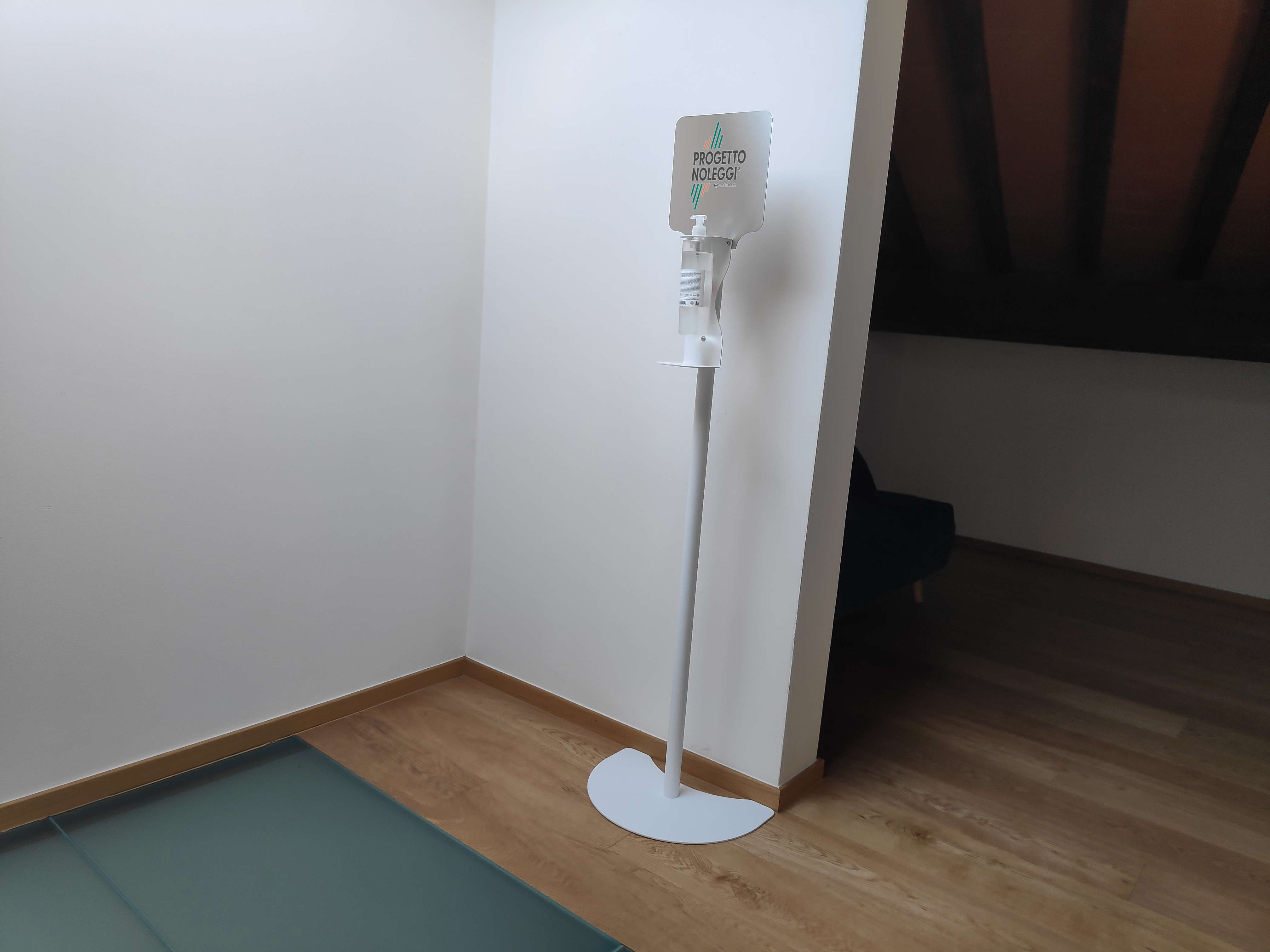 Questo modello di piantana per l'igienizzazione delle mani ha il supporto per il dispenser manuale a cui si può fissare qualsiasi marca e modello. Prodotta su nostre specifiche in Italia.