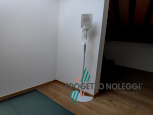 Piantana per dispenser manuale universale, per Gel Igienizzante mani Questo modello di piantana per l'igienizzazione delle mani ha il supporto per il dispenser manuale a cui si può fissare qualsiasi marca e modello. Prodotta su nostre specifiche in Italia.