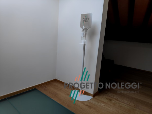 Piantana per dispenser manuale universale, per Gel Igienizzante mani Questo modello di piantana per l'igienizzazione delle mani ha il supporto per il dispenser manuale a cui si può fissare qualsiasi marca e modello. Prodotta su nostre specifiche in Italia.