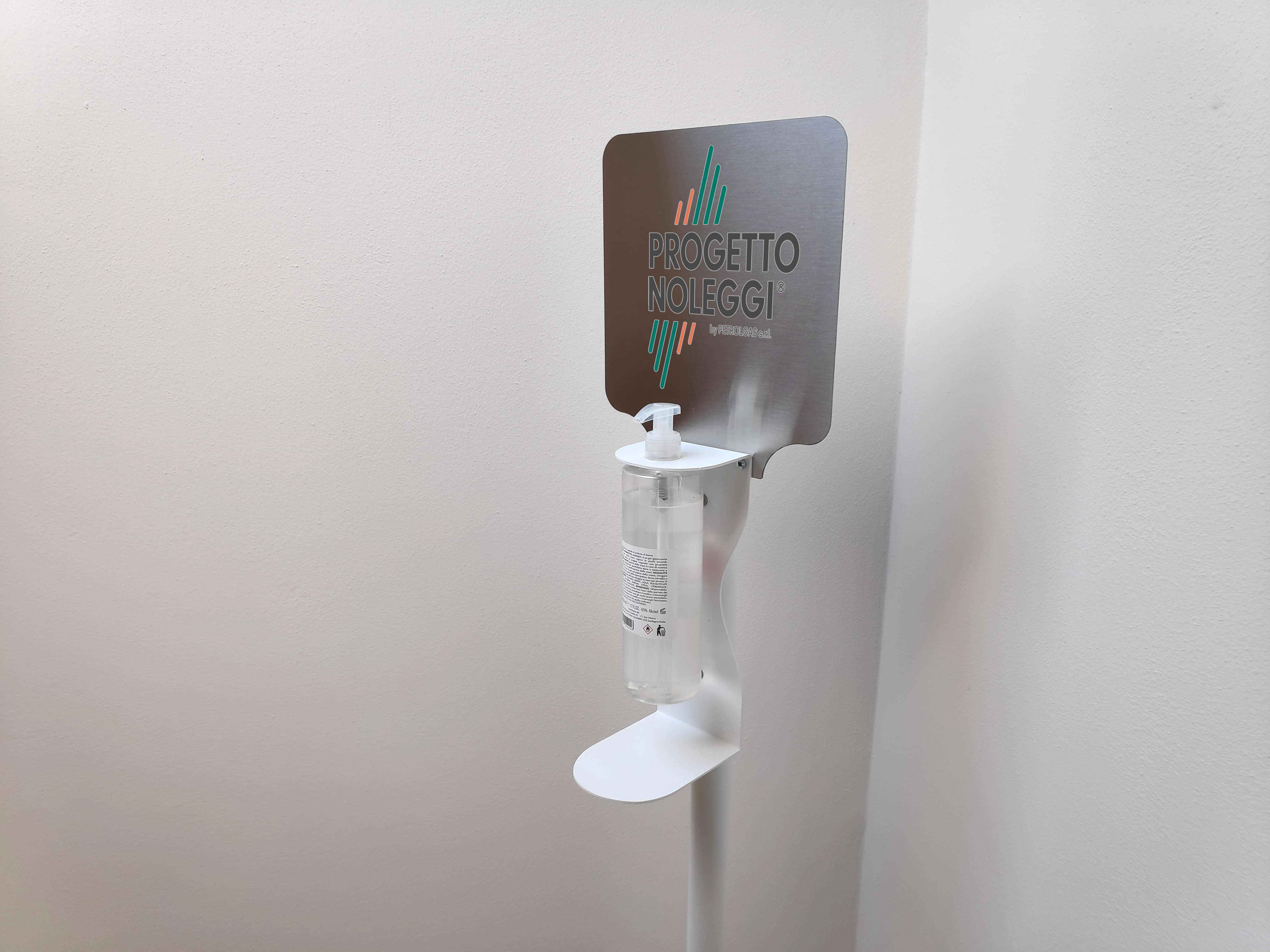 Questo modello di piantana per l'igienizzazione delle mani ha il supporto per il dispenser manuale a cui si può fissare qualsiasi marca e modello. Prodotta su nostre specifiche in Italia.