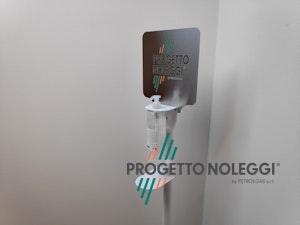 Piantana per dispenser manuale universale, per Gel Igienizzante mani Questo modello di piantana per l'igienizzazione delle mani ha il supporto per il dispenser manuale a cui si può fissare qualsiasi marca e modello. Prodotta su nostre specifiche in Italia.