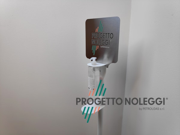 Piantana per dispenser manuale universale, per Gel Igienizzante mani Questo modello di piantana per l'igienizzazione delle mani ha il supporto per il dispenser manuale a cui si può fissare qualsiasi marca e modello. Prodotta su nostre specifiche in Italia.