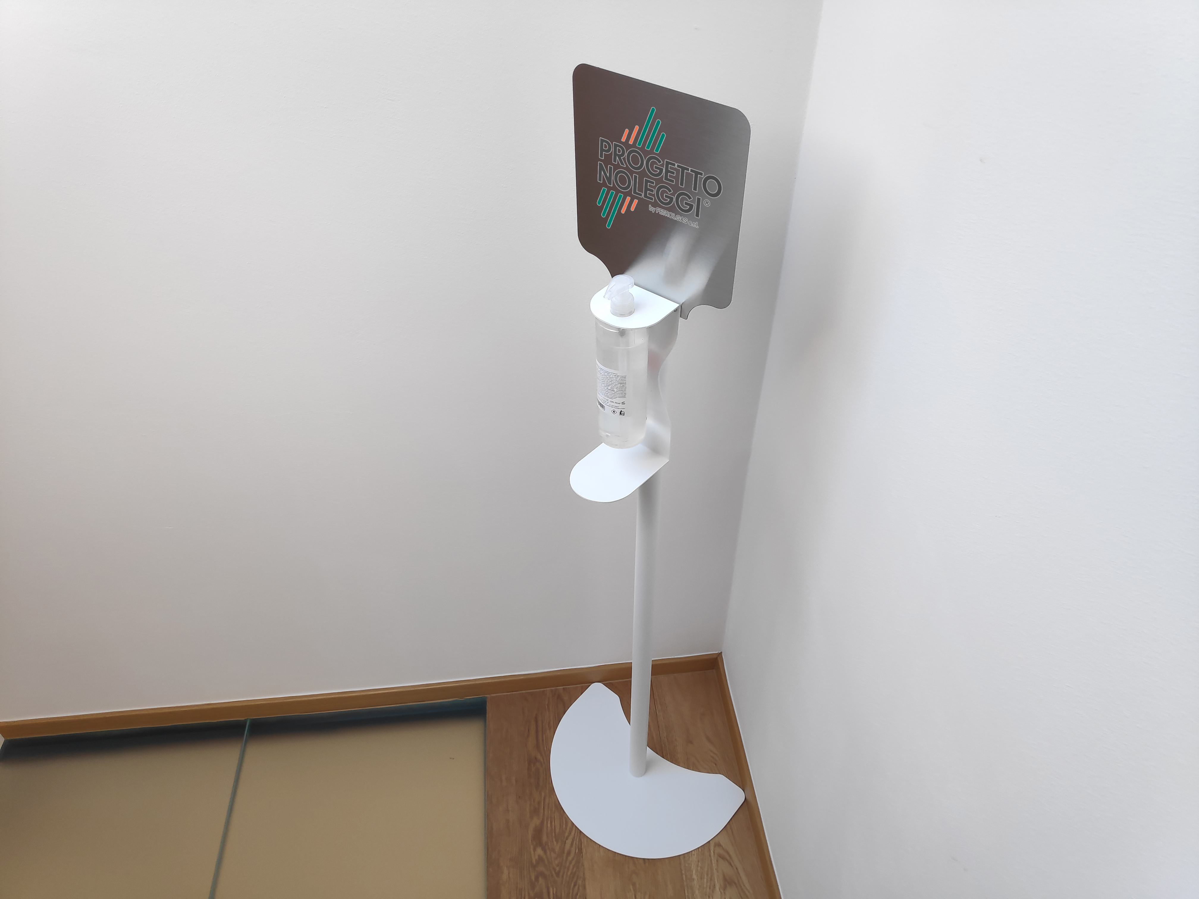 Questo modello di piantana per l'igienizzazione delle mani ha il supporto per il dispenser manuale a cui si può fissare qualsiasi marca e modello. Prodotta su nostre specifiche in Italia.