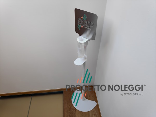 Piantana per dispenser manuale universale, per Gel Igienizzante mani Questo modello di piantana per l'igienizzazione delle mani ha il supporto per il dispenser manuale a cui si può fissare qualsiasi marca e modello. Prodotta su nostre specifiche in Italia.