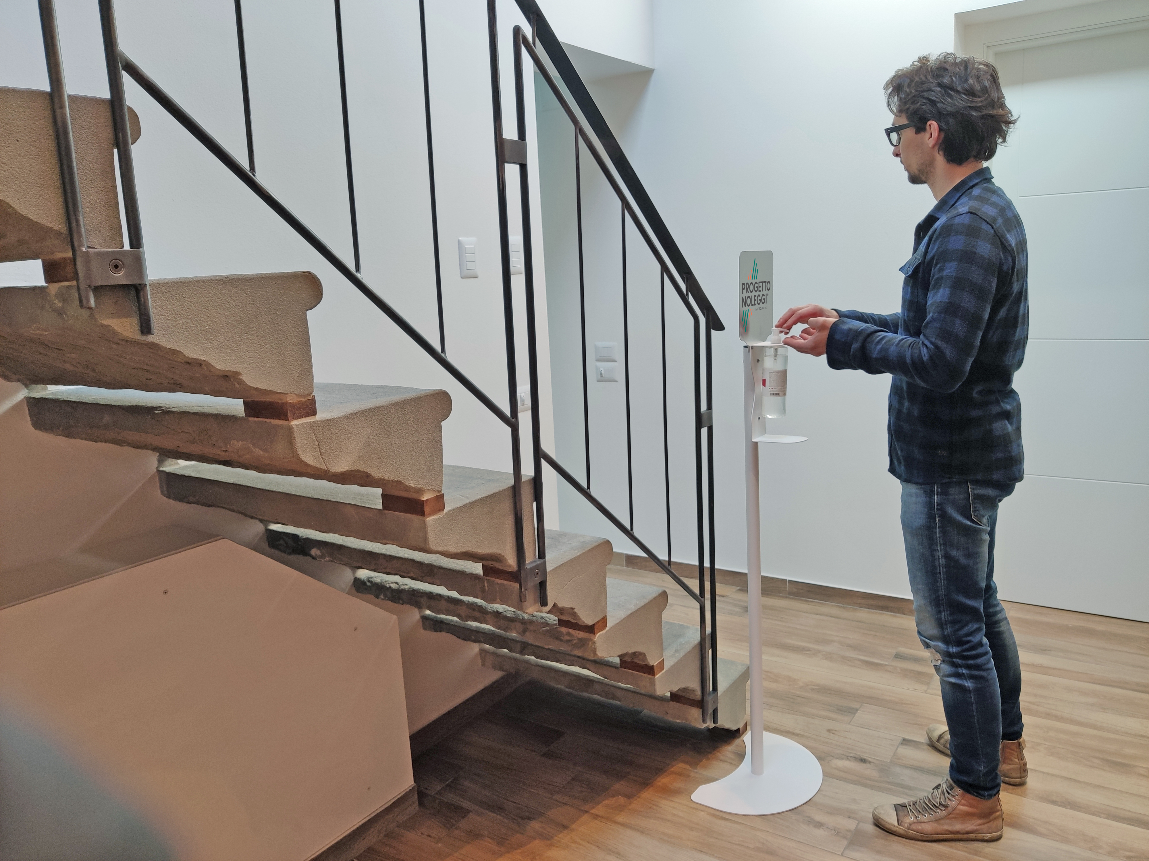 La piantana per l'igienizzazione delle mani ha un pannello di fissaggio universale per consentire l'impiego di dispenser di qualsiasi marca e modello. Prodotta su nostre specifiche in Italia.