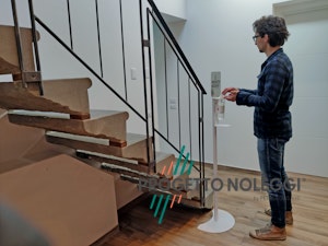 Piantana universale telescopica per dispenser automatico Gel Igienizzante mani La piantana per l'igienizzazione delle mani ha un pannello di fissaggio universale per consentire l'impiego di dispenser di qualsiasi marca e modello. Prodotta su nostre specifiche in Italia.