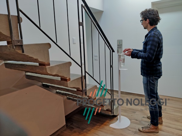 Piantana universale telescopica per dispenser automatico Gel Igienizzante mani La piantana per l'igienizzazione delle mani ha un pannello di fissaggio universale per consentire l'impiego di dispenser di qualsiasi marca e modello. Prodotta su nostre specifiche in Italia.