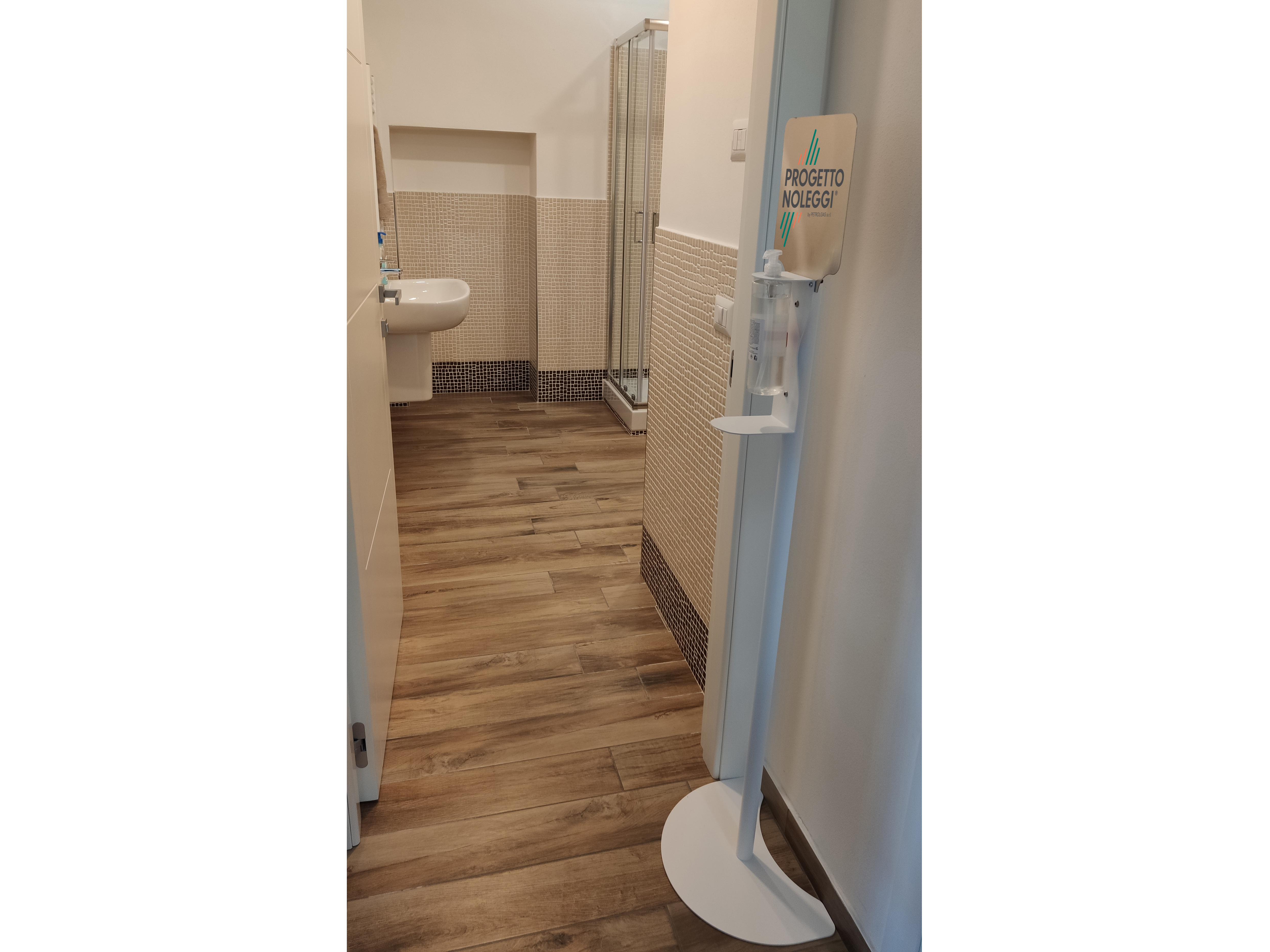 Questo modello di piantana per l'igienizzazione delle mani ha il supporto per il dispenser manuale a cui si può fissare qualsiasi marca e modello. Prodotta su nostre specifiche in Italia.