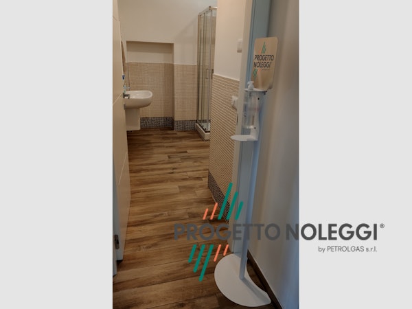 Piantana per dispenser manuale universale per Gel Igienizzante mani Questo modello di piantana per l'igienizzazione delle mani ha il supporto per il dispenser manuale a cui si può fissare qualsiasi marca e modello. Prodotta su nostre specifiche in Italia.