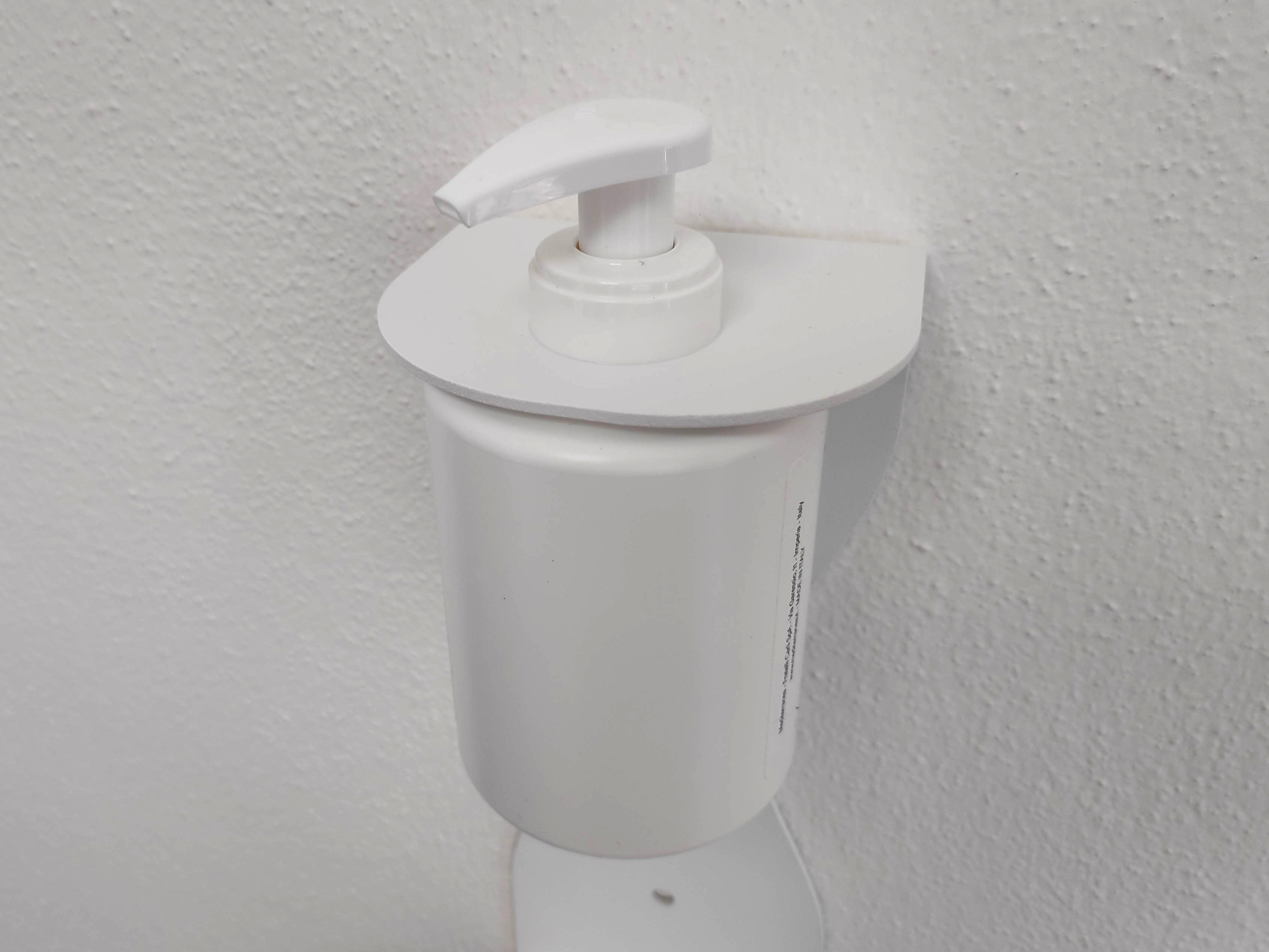 Questo modello di supporto per gel igienizzante mani si applica a muro, in esso si inserisce il flacone dosatore del gel igienizzante per le mani. Il foto per il flacone è di diametro standar per dosatori a pompetta da 0,25 - 0,5 e 1 litro. Prodotta su nostre specifiche in Italia.