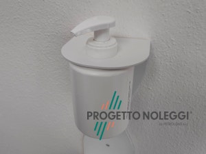 Porta dispenser manuale universale da muro per Gel Igienizzante mani Questo modello di supporto per gel igienizzante mani si applica a muro, in esso si inserisce il flacone dosatore del gel igienizzante per le mani. Il foto per il flacone è di diametro standar per dosatori a pompetta da 0,25 - 0,5 e 1 litro. Prodotta su nostre specifiche in Italia.