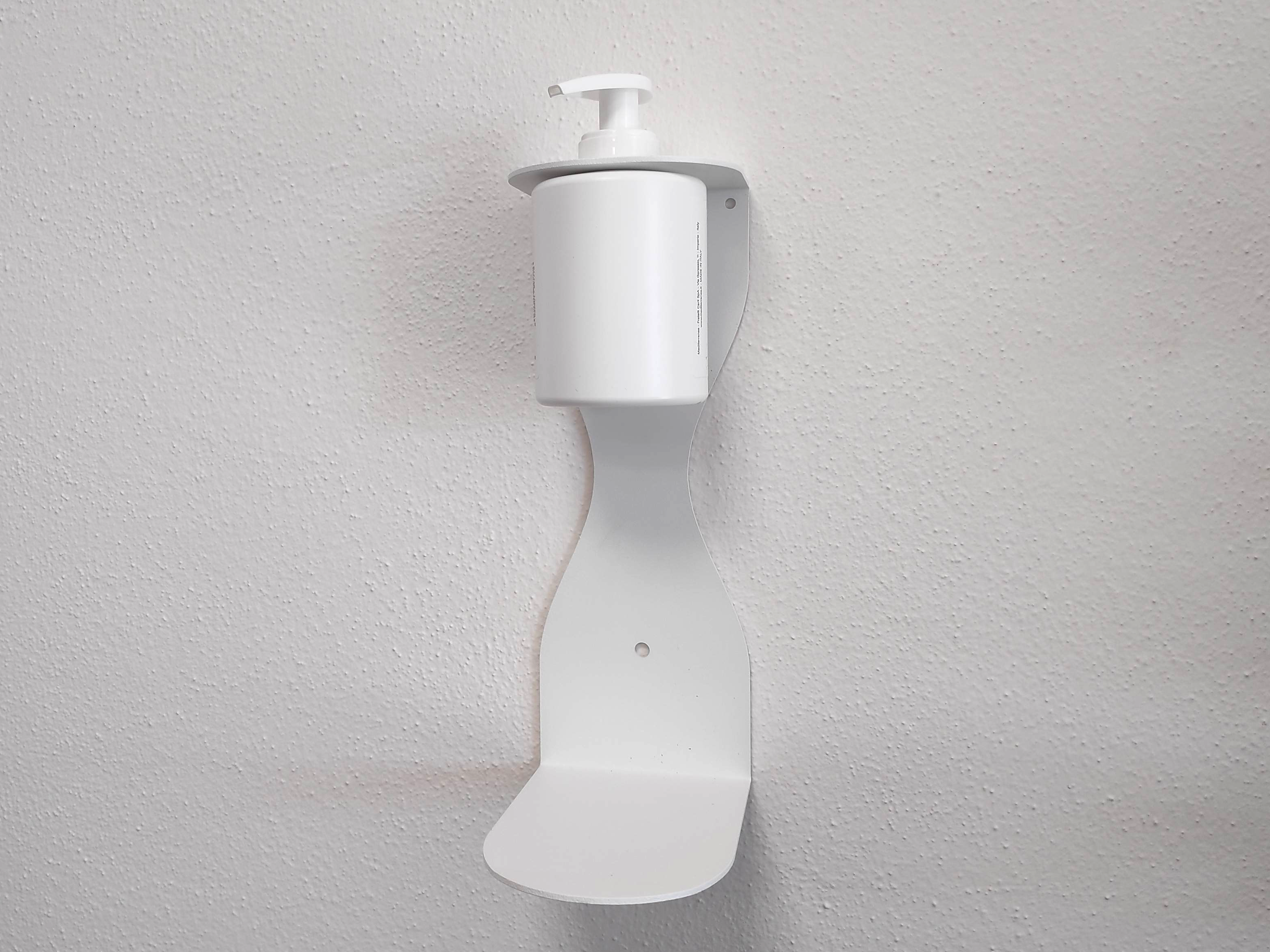 Questo modello di supporto per gel igienizzante mani si applica a muro, in esso si inserisce il flacone dosatore del gel igienizzante per le mani. Il foto per il flacone è di diametro standar per dosatori a pompetta da 0,25 - 0,5 e 1 litro. Prodotta su nostre specifiche in Italia.